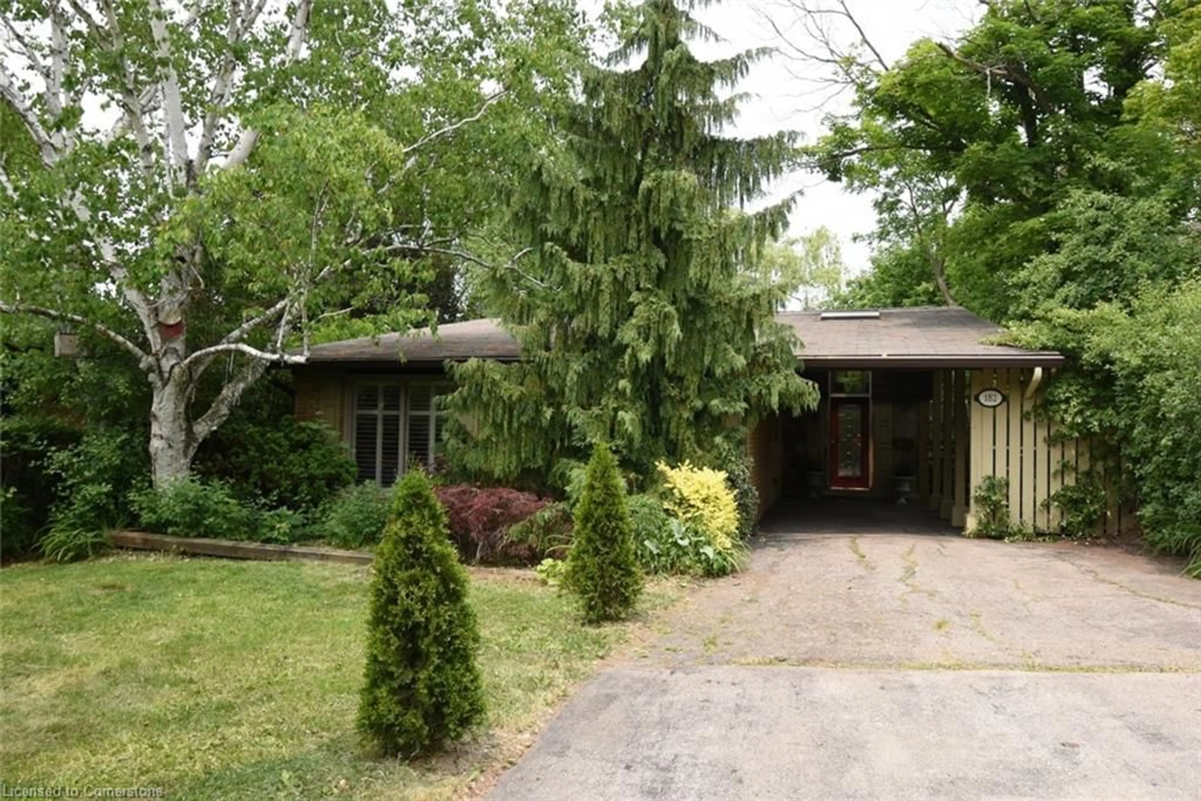 Patio, street for 182 Old Ancaster Rd, Dundas Ontario L9H 3R4