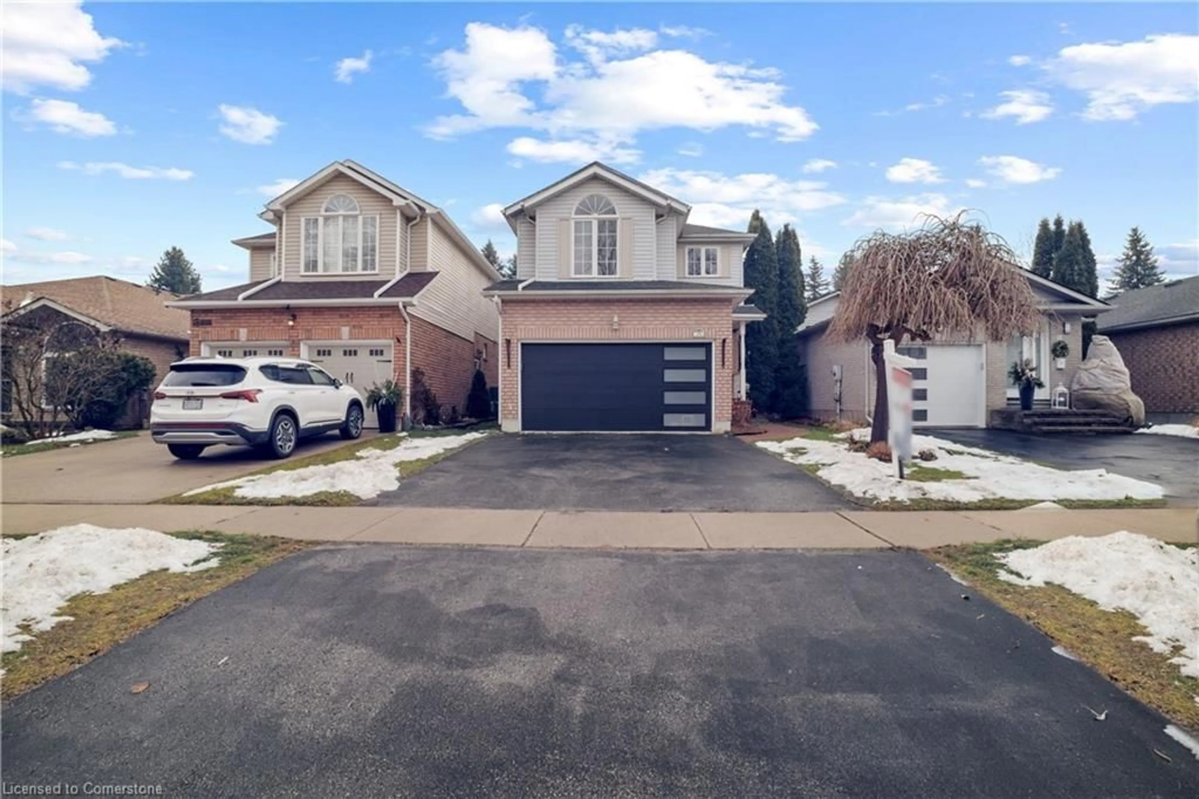 A pic from outside/outdoor area/front of a property/back of a property/a pic from drone, street for 15 Briarfield St, Kitchener Ontario N2A 4B6