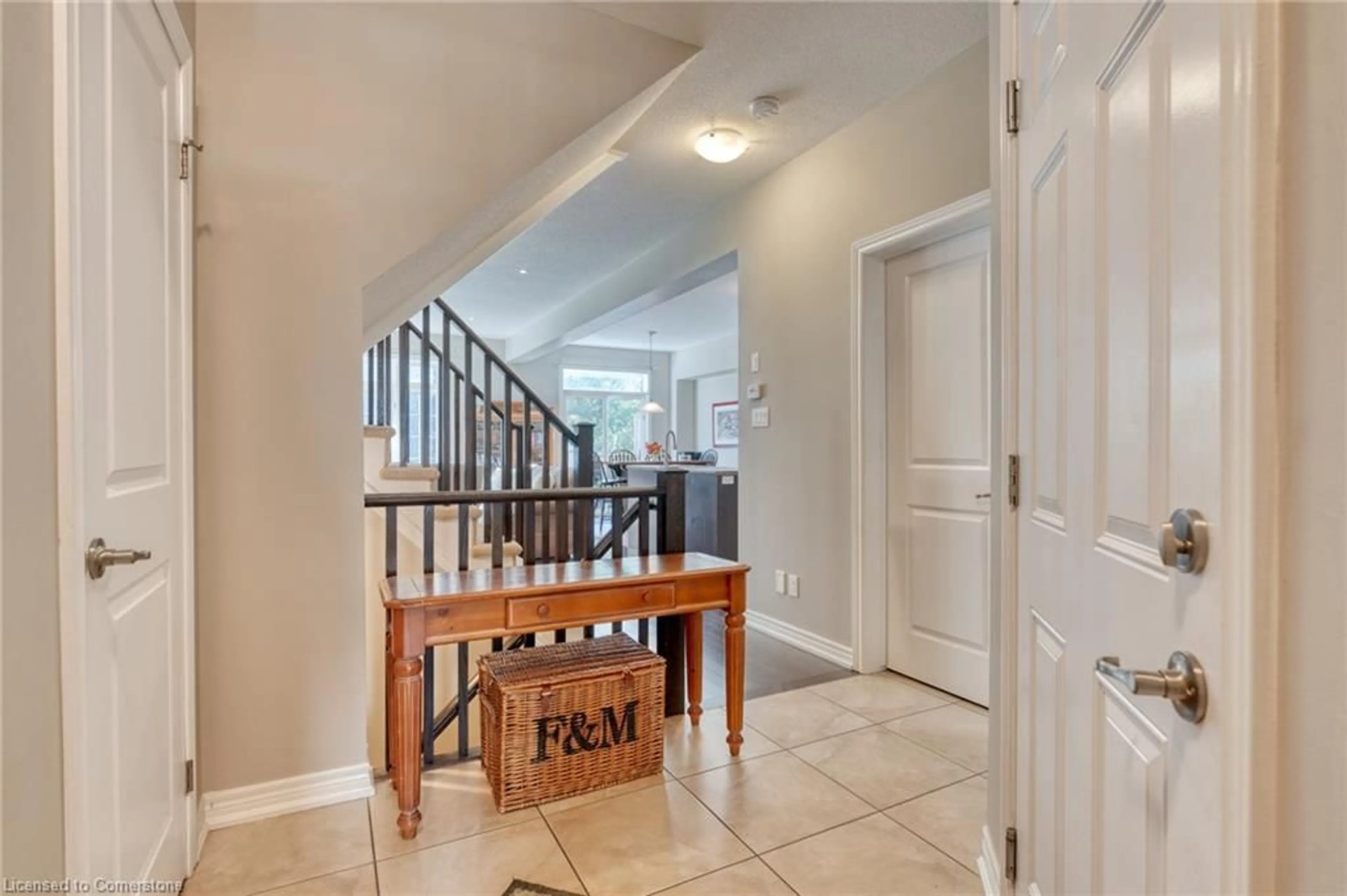 Indoor entryway for 42 Oakhaven Pl, Ancaster Ontario L9K 0B6