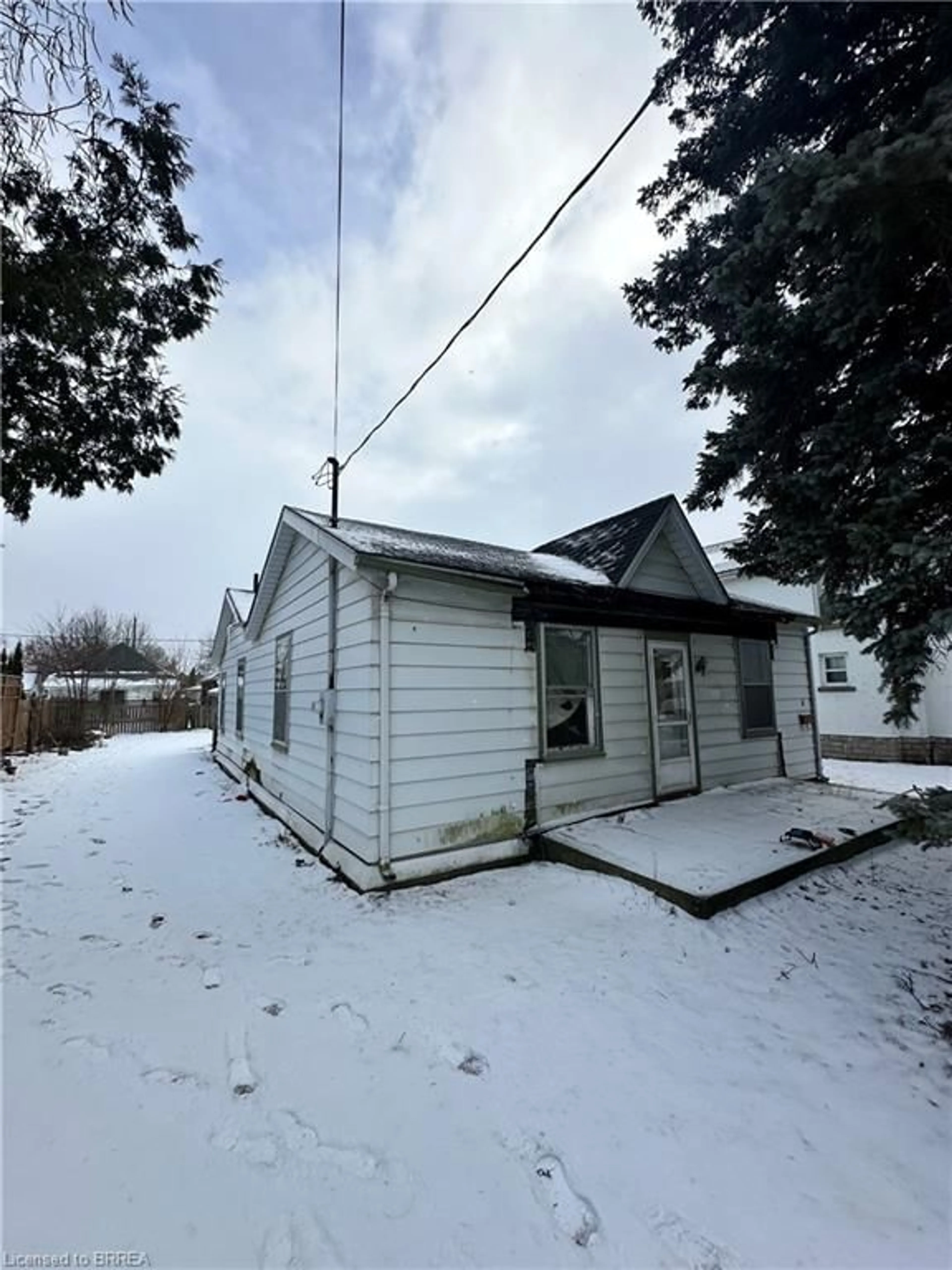 Shed for 5 Ann St, Brantford Ontario N3R 3X9