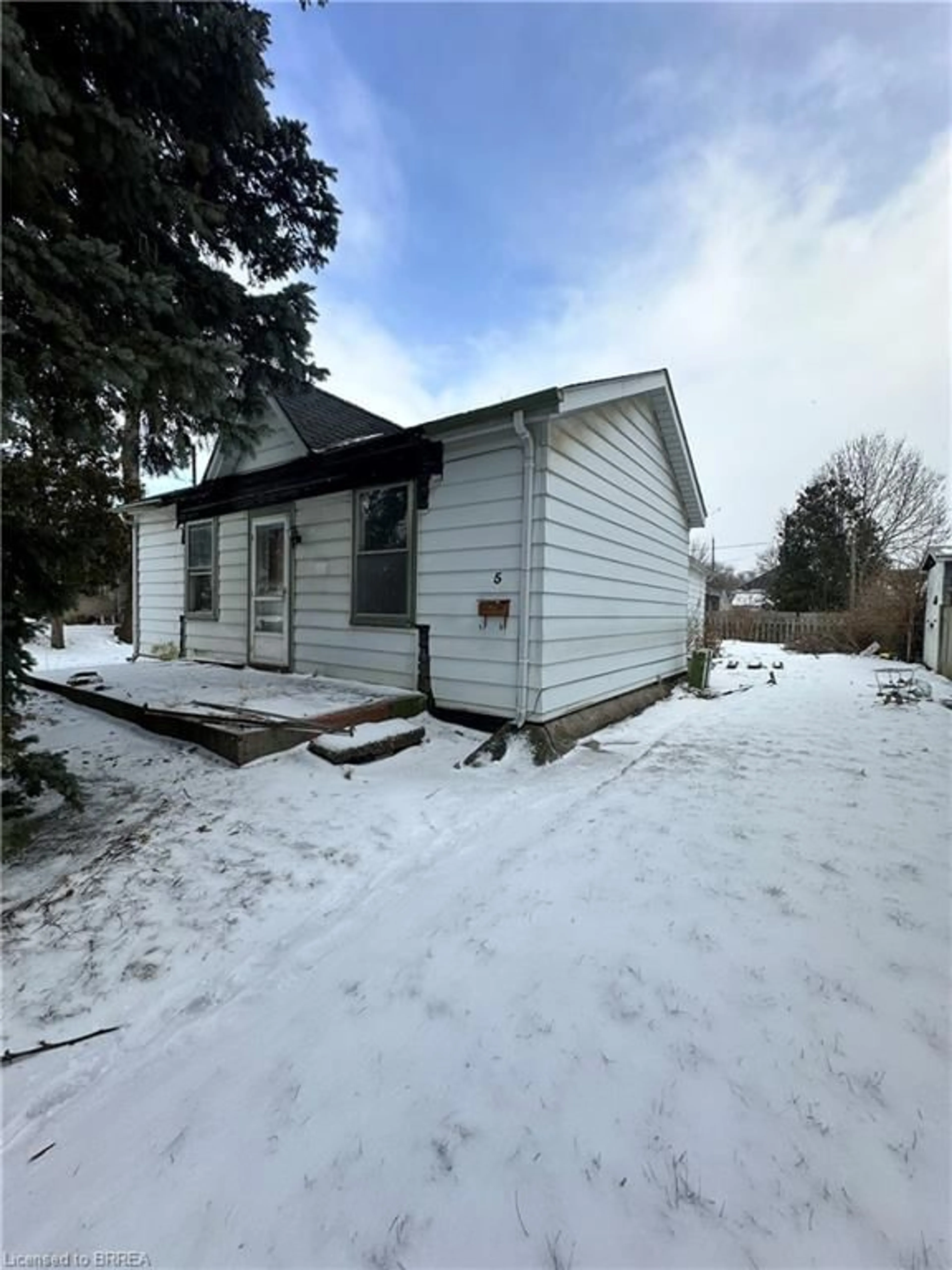 Shed for 5 Ann St, Brantford Ontario N3R 3X9