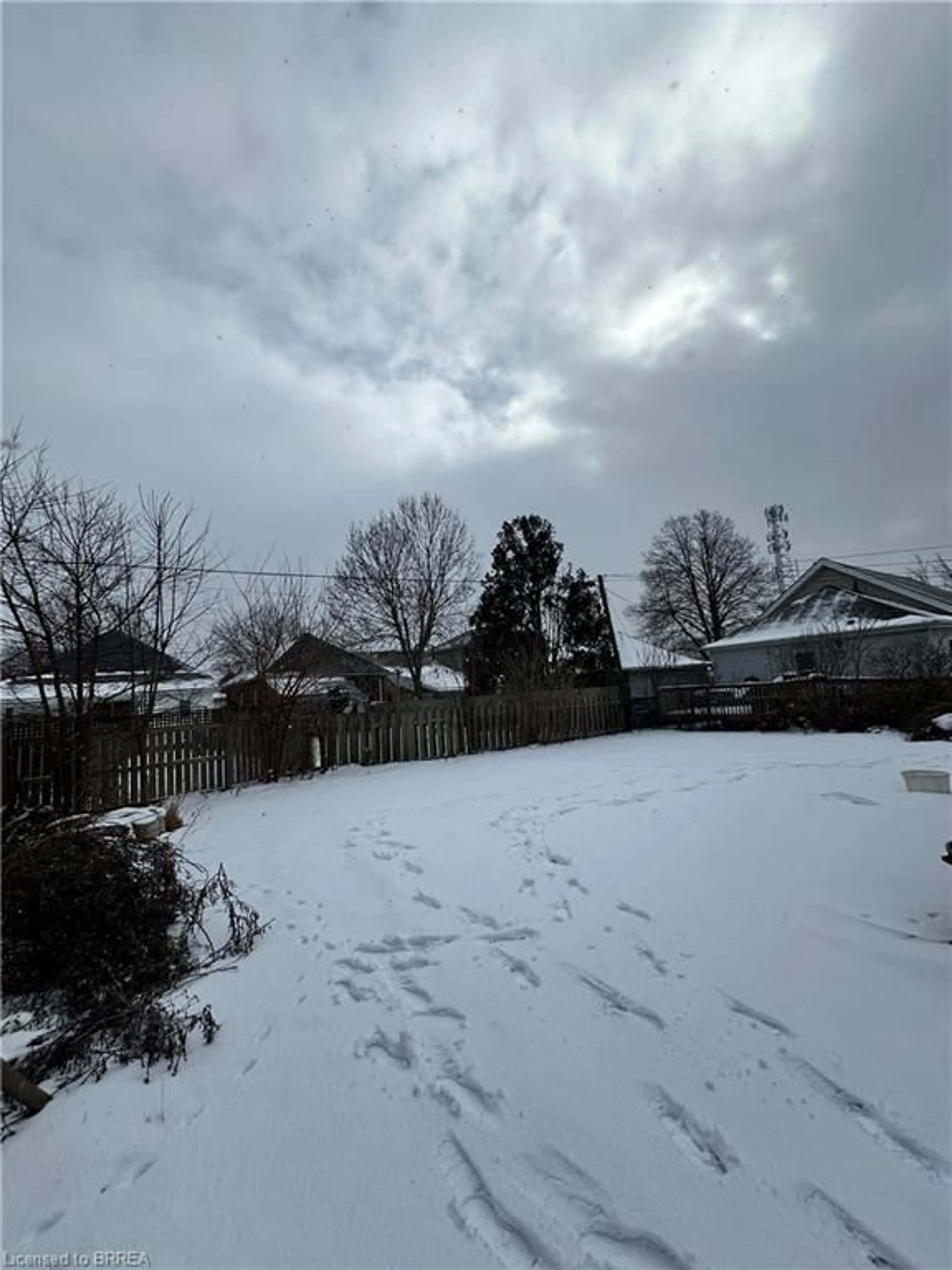 A pic from outside/outdoor area/front of a property/back of a property/a pic from drone, mountain view for 5 Ann St, Brantford Ontario N3R 3X9