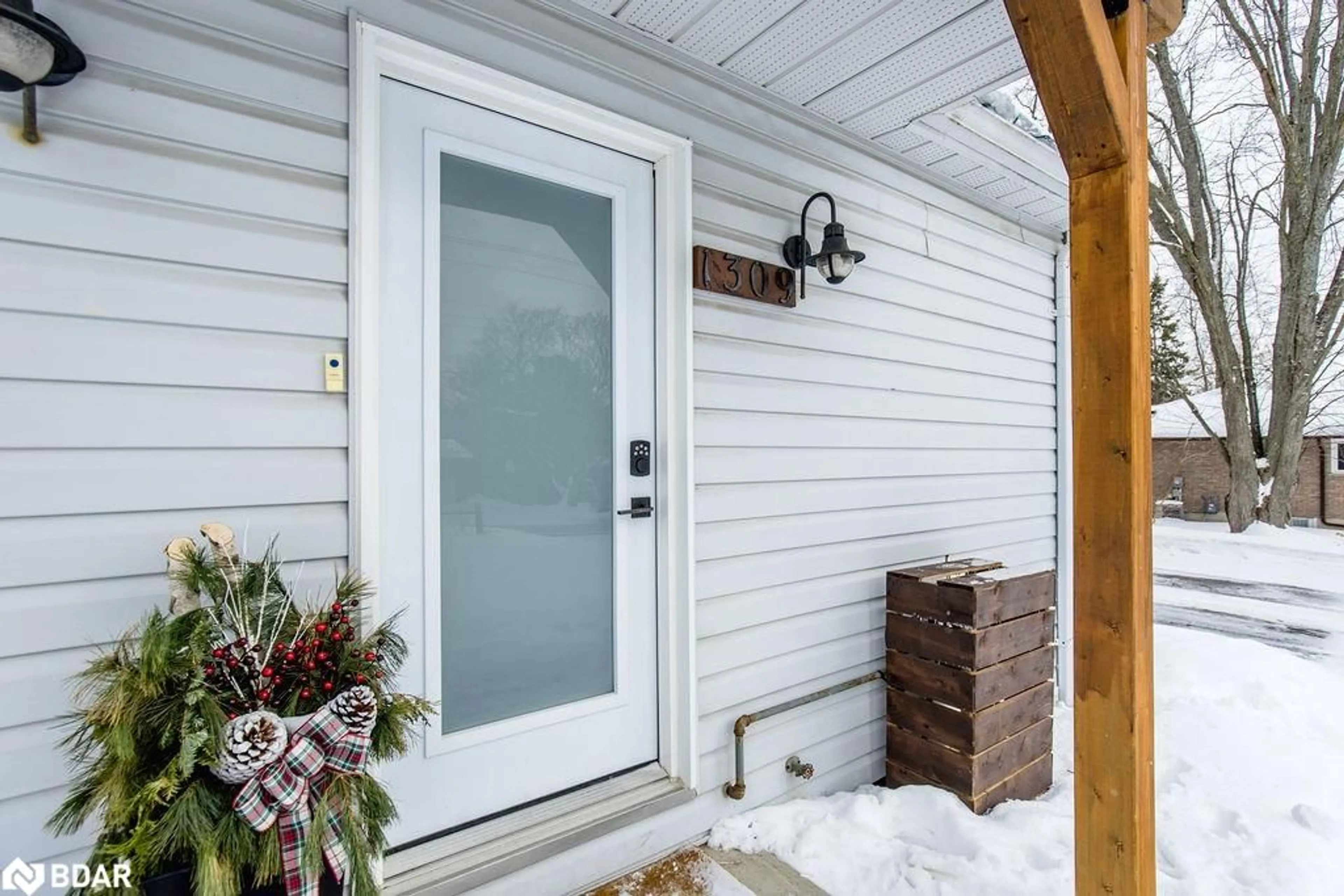 Indoor entryway for 1309 St Vincent St, Midhurst Ontario L9X 0P7