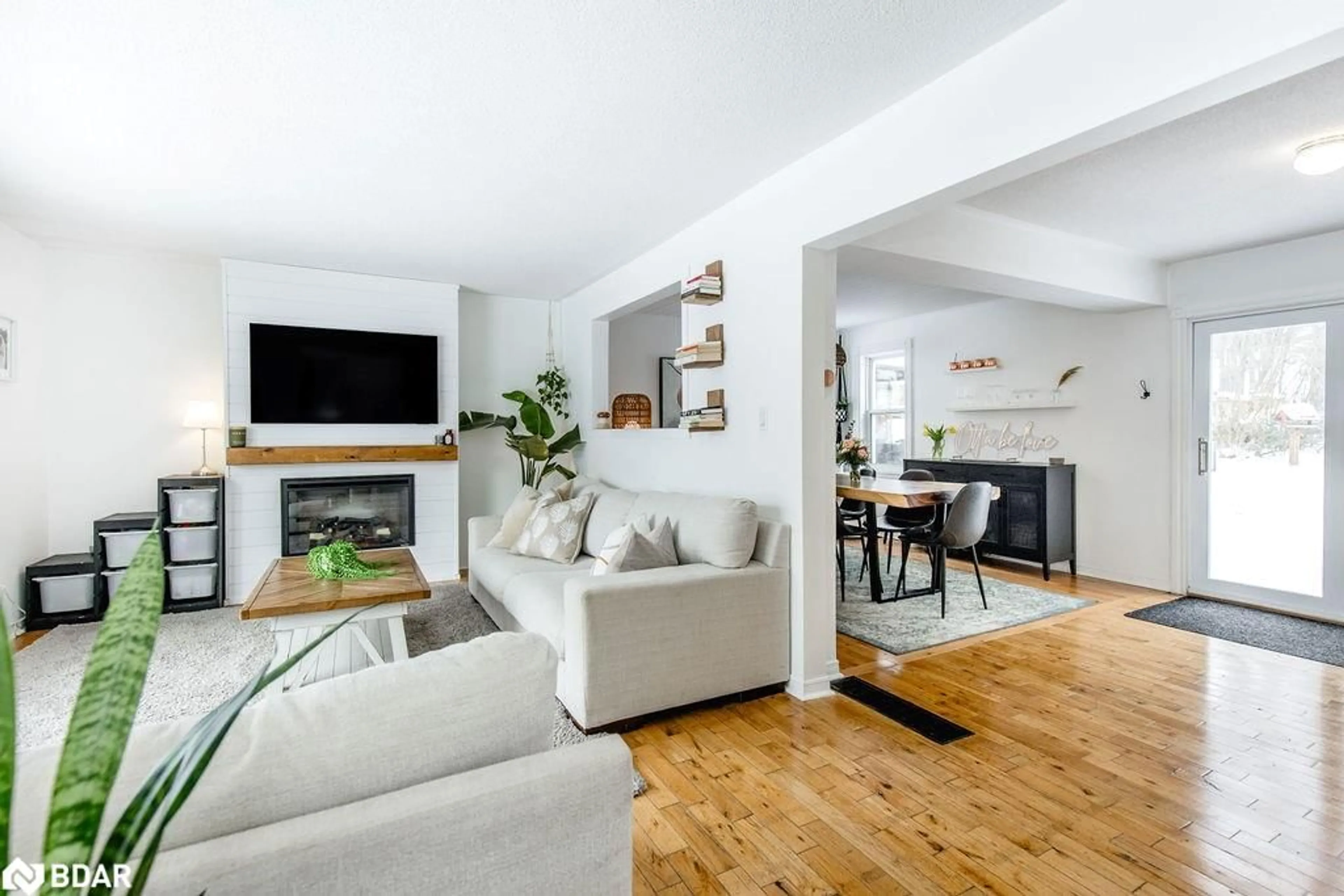 Living room with furniture, wood/laminate floor for 1309 St Vincent St, Midhurst Ontario L9X 0P7