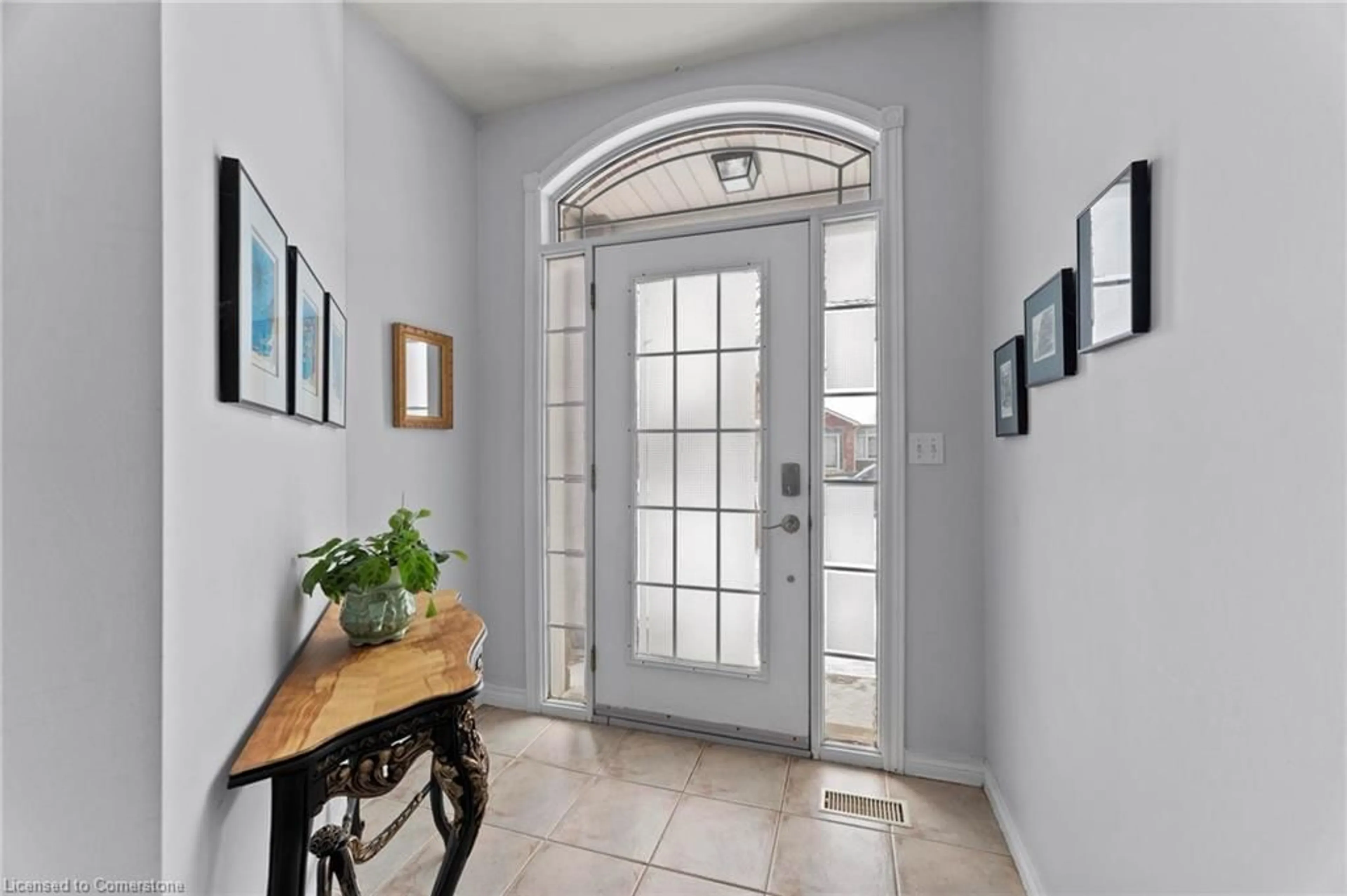 Indoor entryway for 11924 Cobblestone Cres, Windsor Ontario N8P 1T7