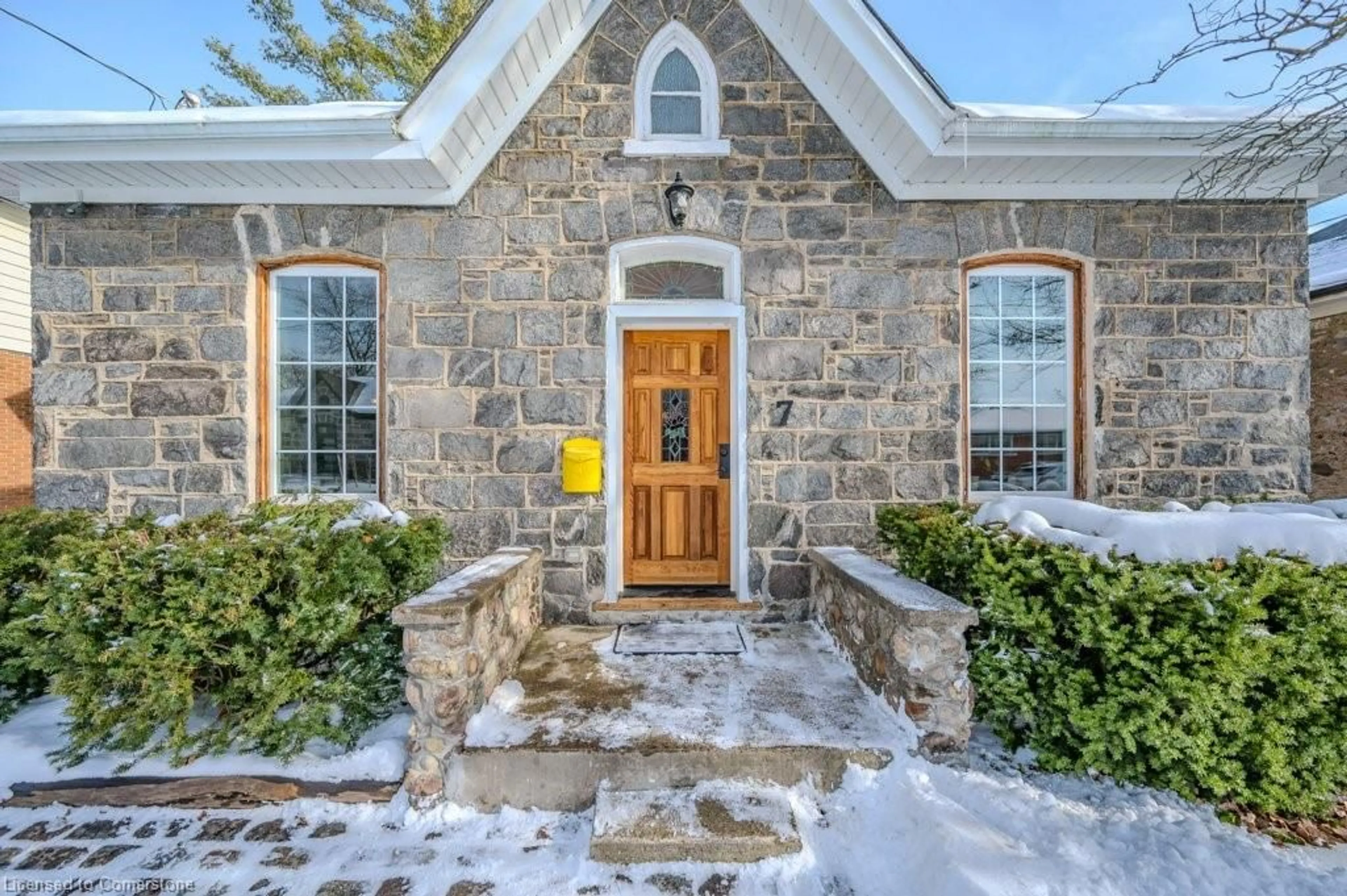 Indoor entryway for 7 York Pl, Cambridge Ontario N1R 3P6