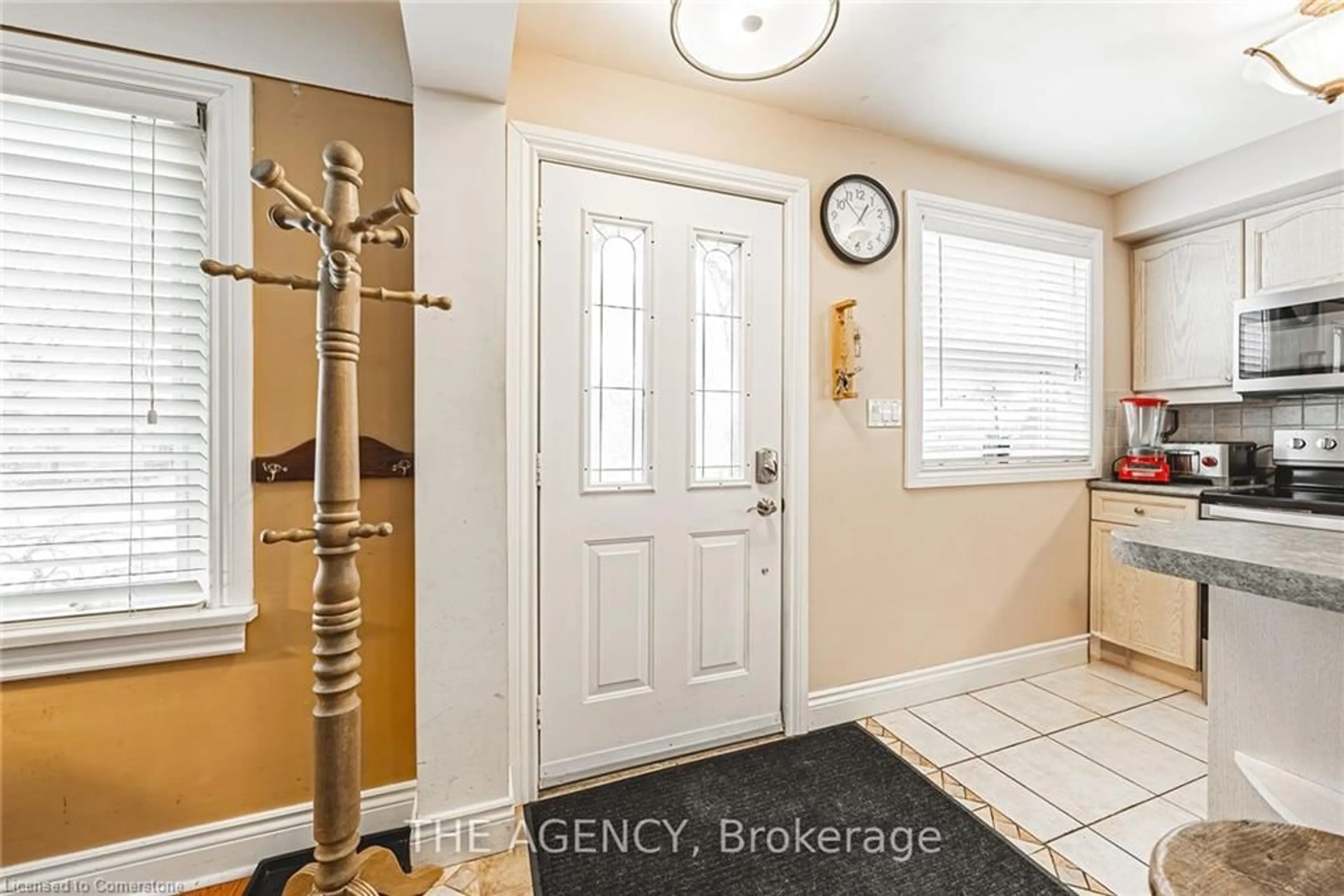 Indoor entryway for 40 Wyngate Ave, Hamilton Ontario L8G 1T2