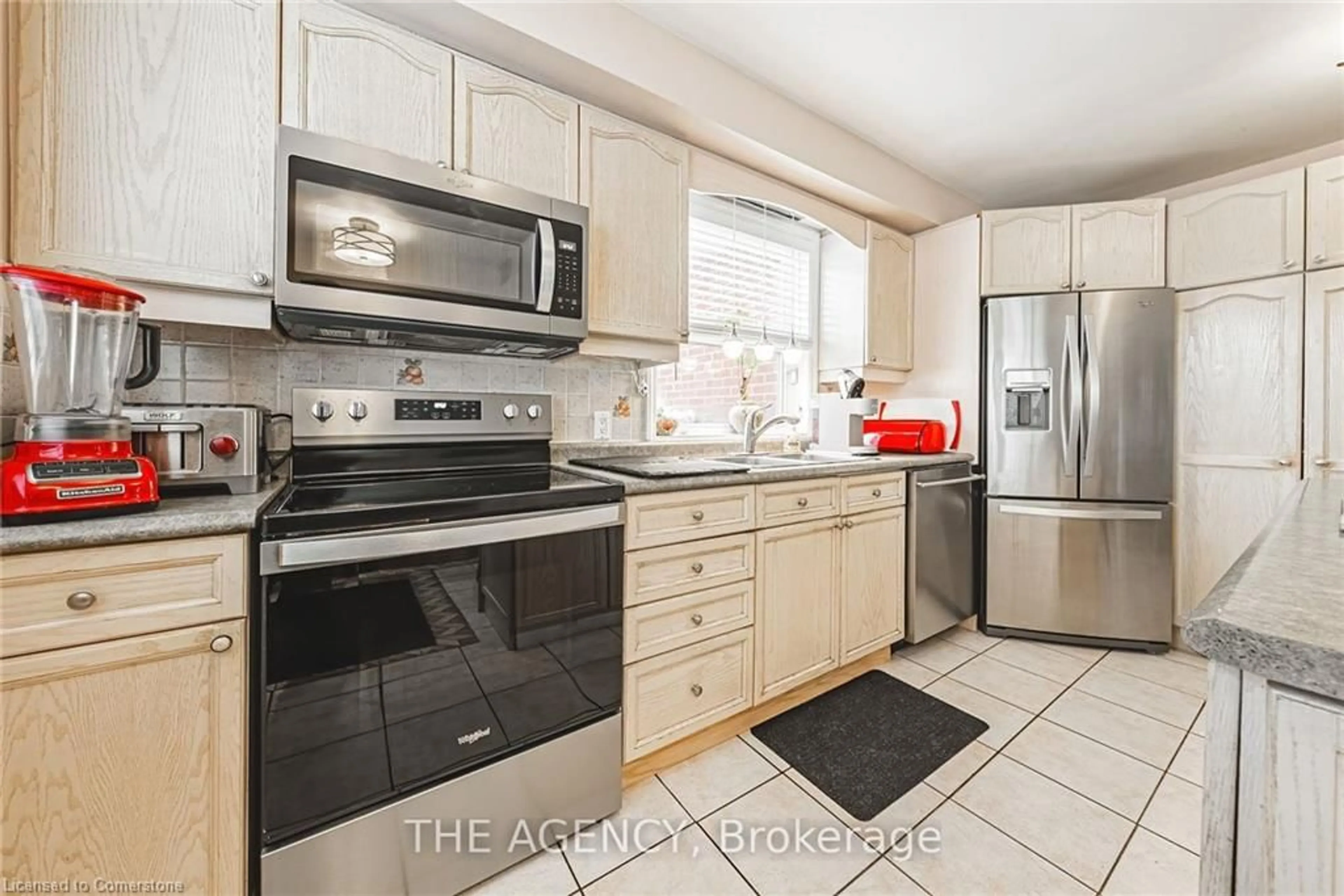 Standard kitchen, ceramic/tile floor for 40 Wyngate Ave, Hamilton Ontario L8G 1T2