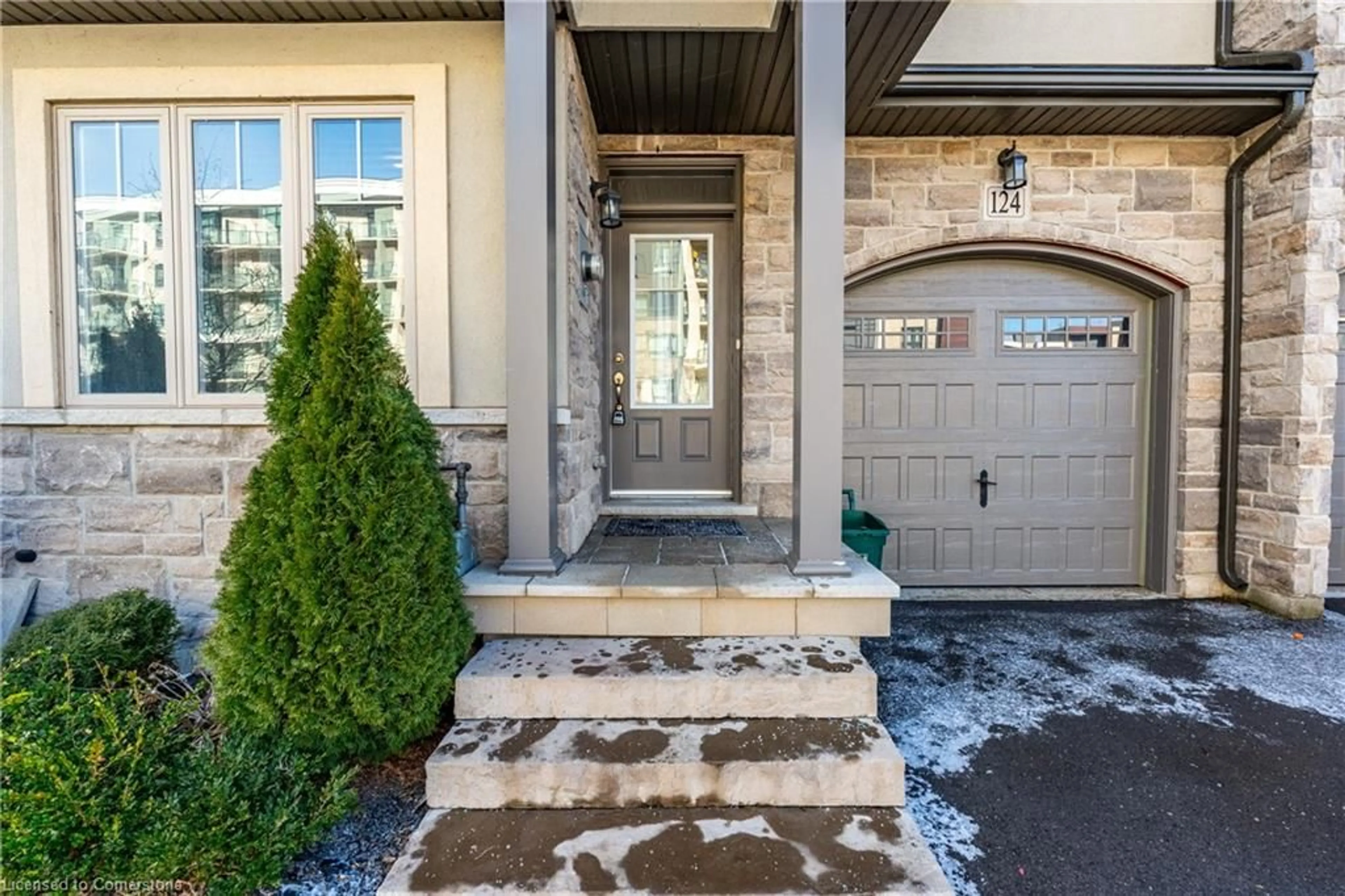 Indoor entryway for 124 Shoreview Pl, Stoney Creek Ontario L8E 0J4