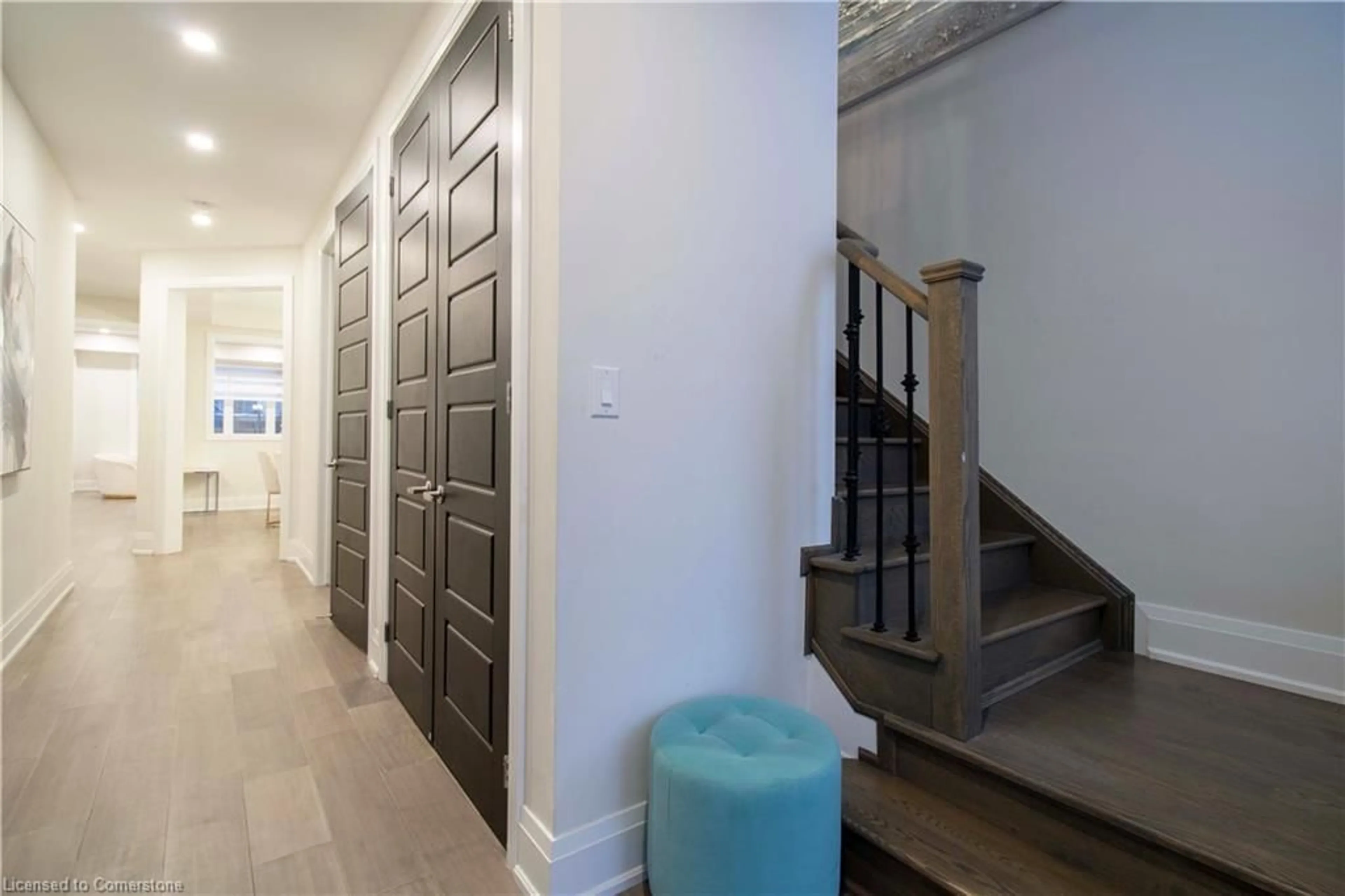 Indoor foyer for 21 Malcolm Cres, Caledonia Ontario N3W 0C8