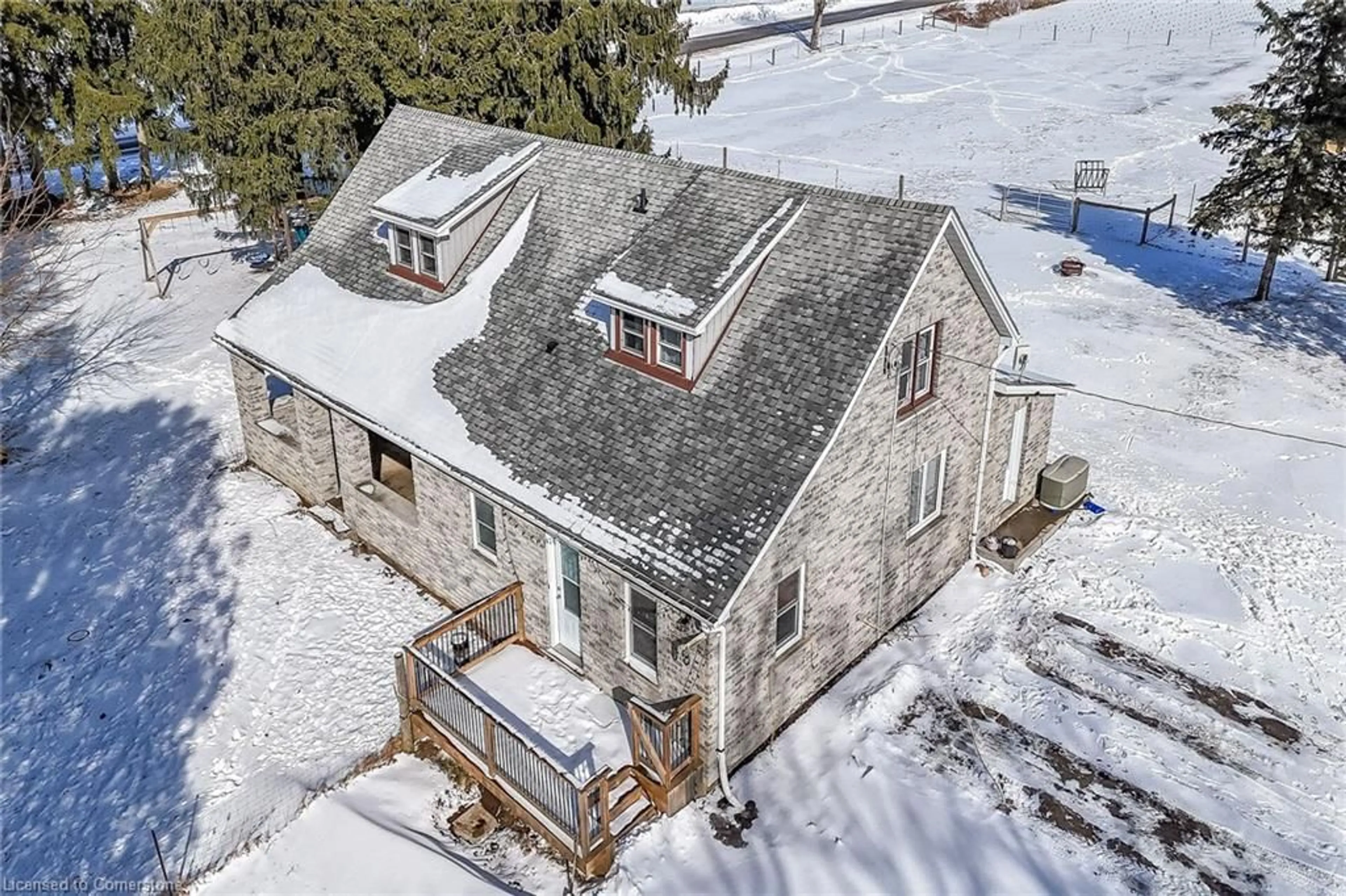 A pic from outside/outdoor area/front of a property/back of a property/a pic from drone, building for 1324 E Quarter Line Rd, Langton Ontario N0E 1G0