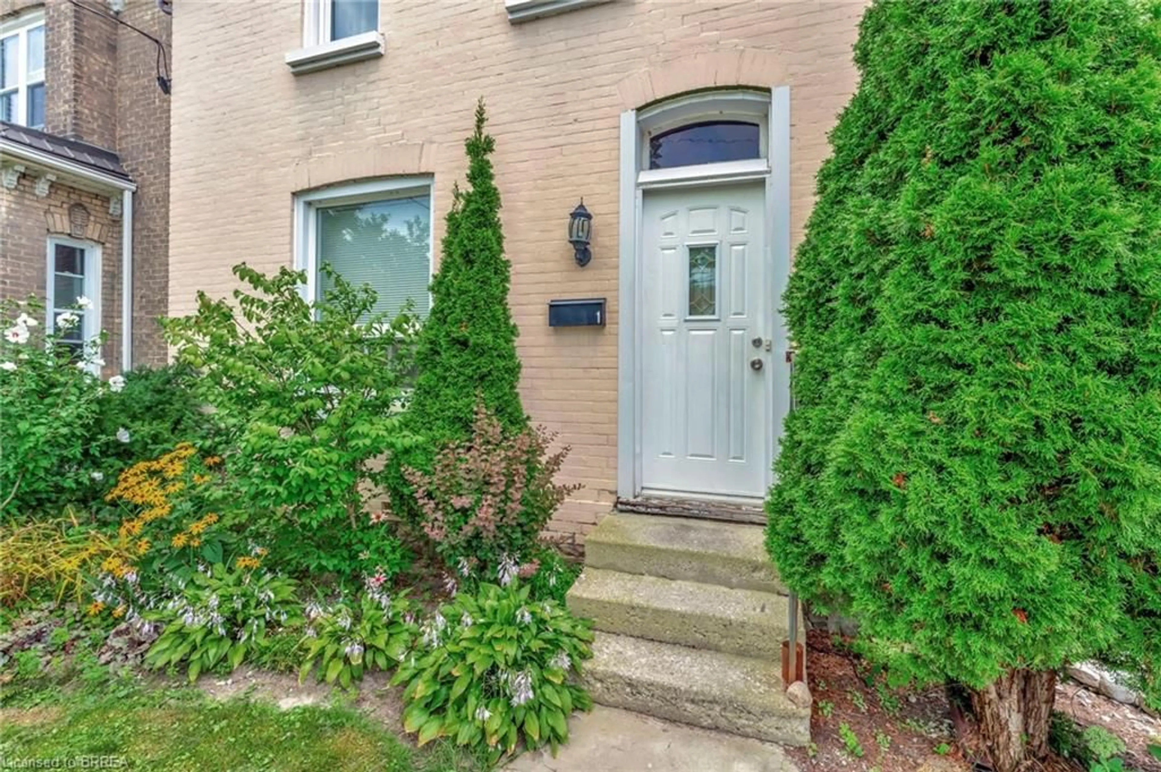 Indoor entryway for 39 Port St, Brantford Ontario N3S 1Y3