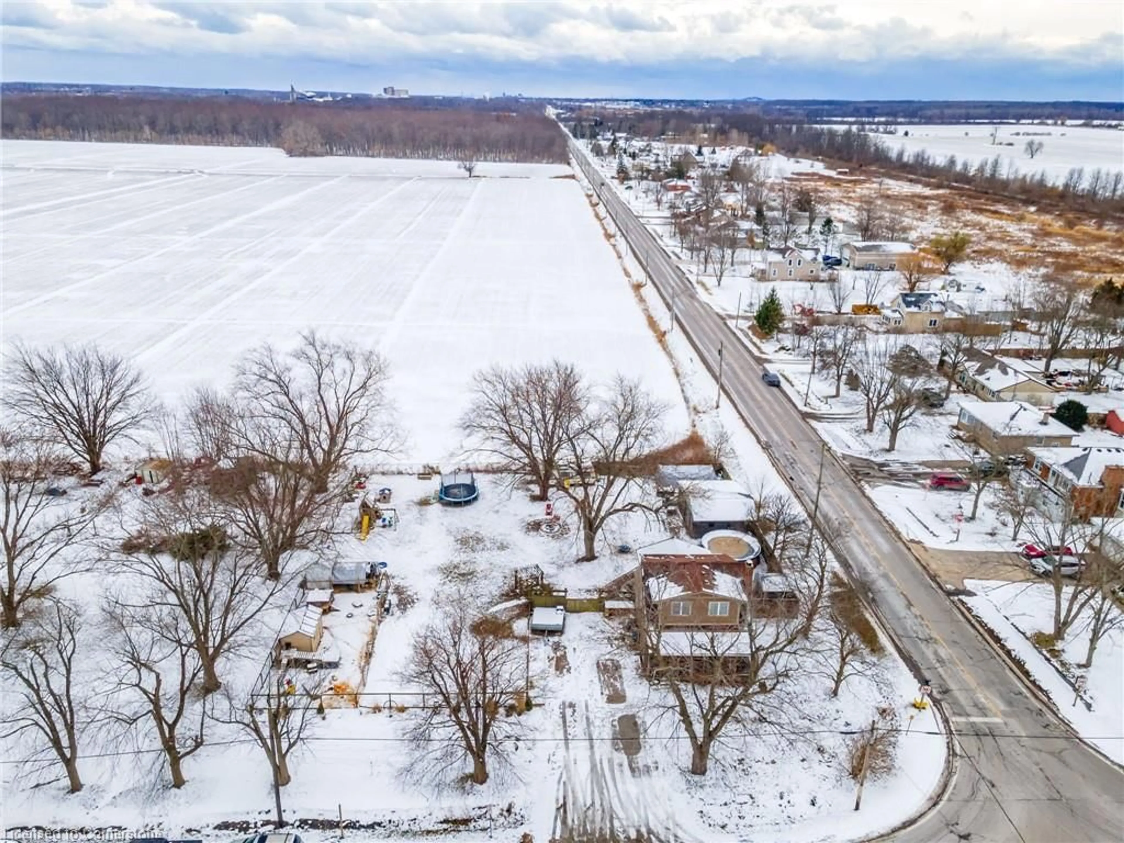 A pic from outside/outdoor area/front of a property/back of a property/a pic from drone, street for 529 Forks Rd, Welland Ontario L3B 5K7