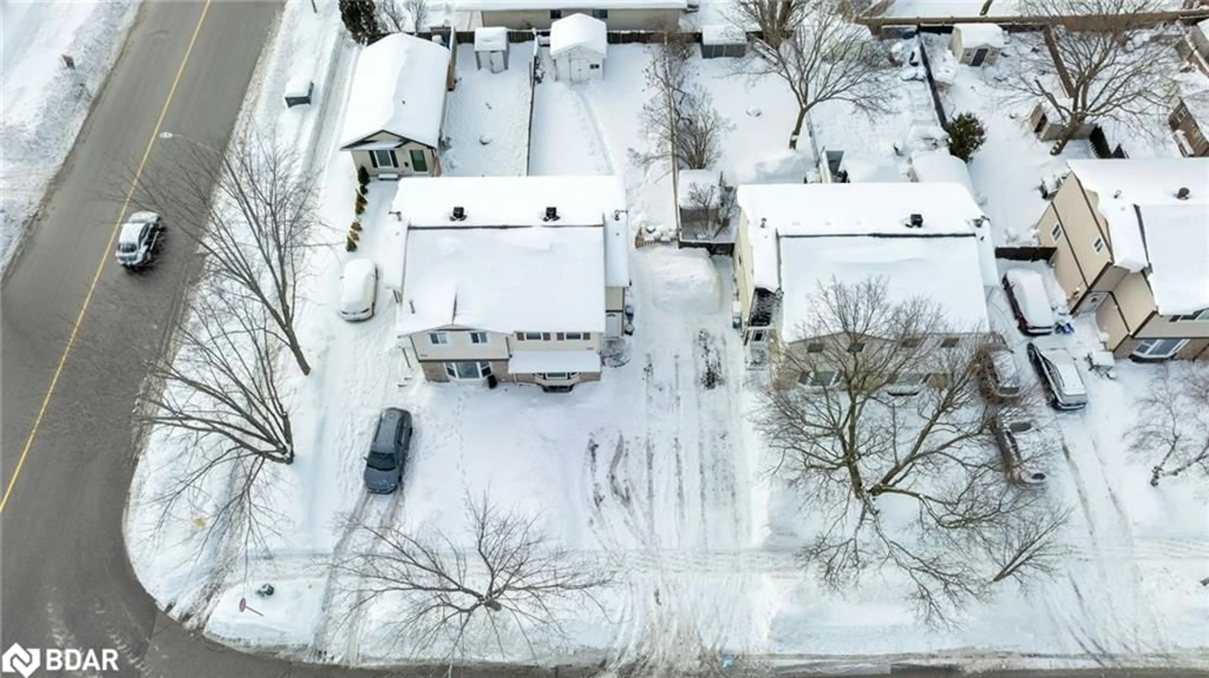 A pic from outside/outdoor area/front of a property/back of a property/a pic from drone, street for 332 Browning Trail, Barrie Ontario L4N 5C1