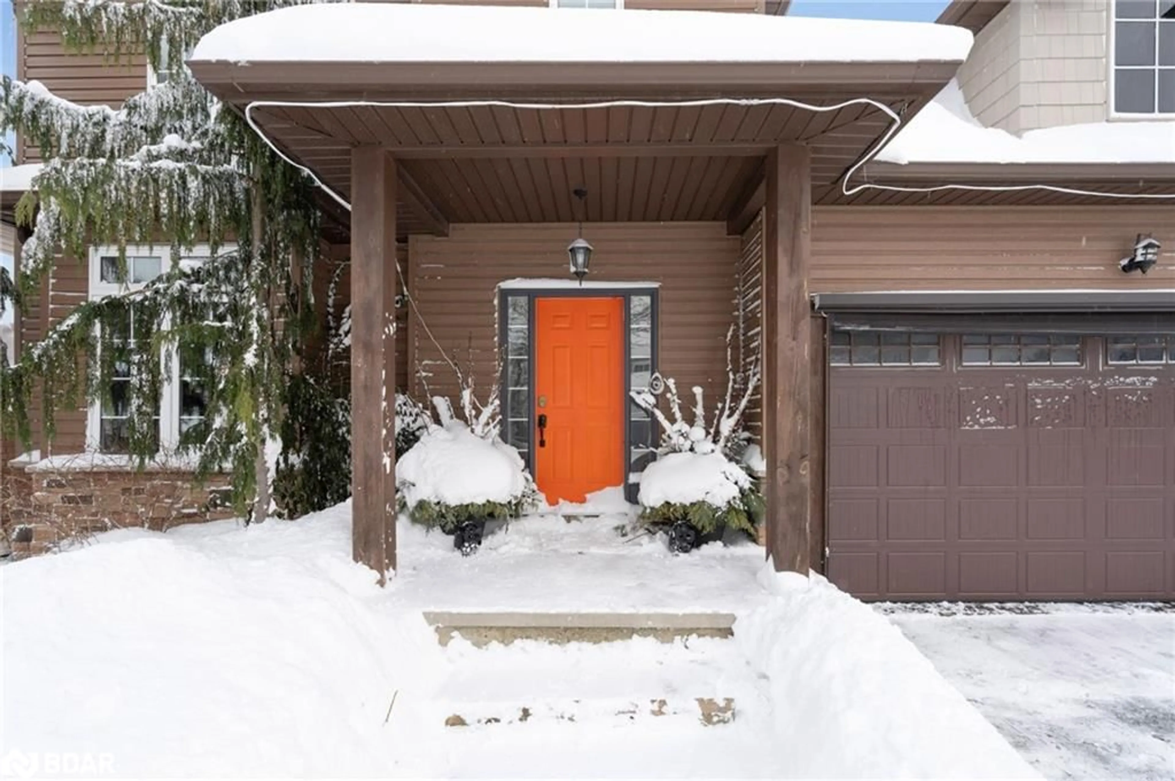 Indoor entryway for 11 Oakmont Ave, Horseshoe Valley Ontario L0L 2L0