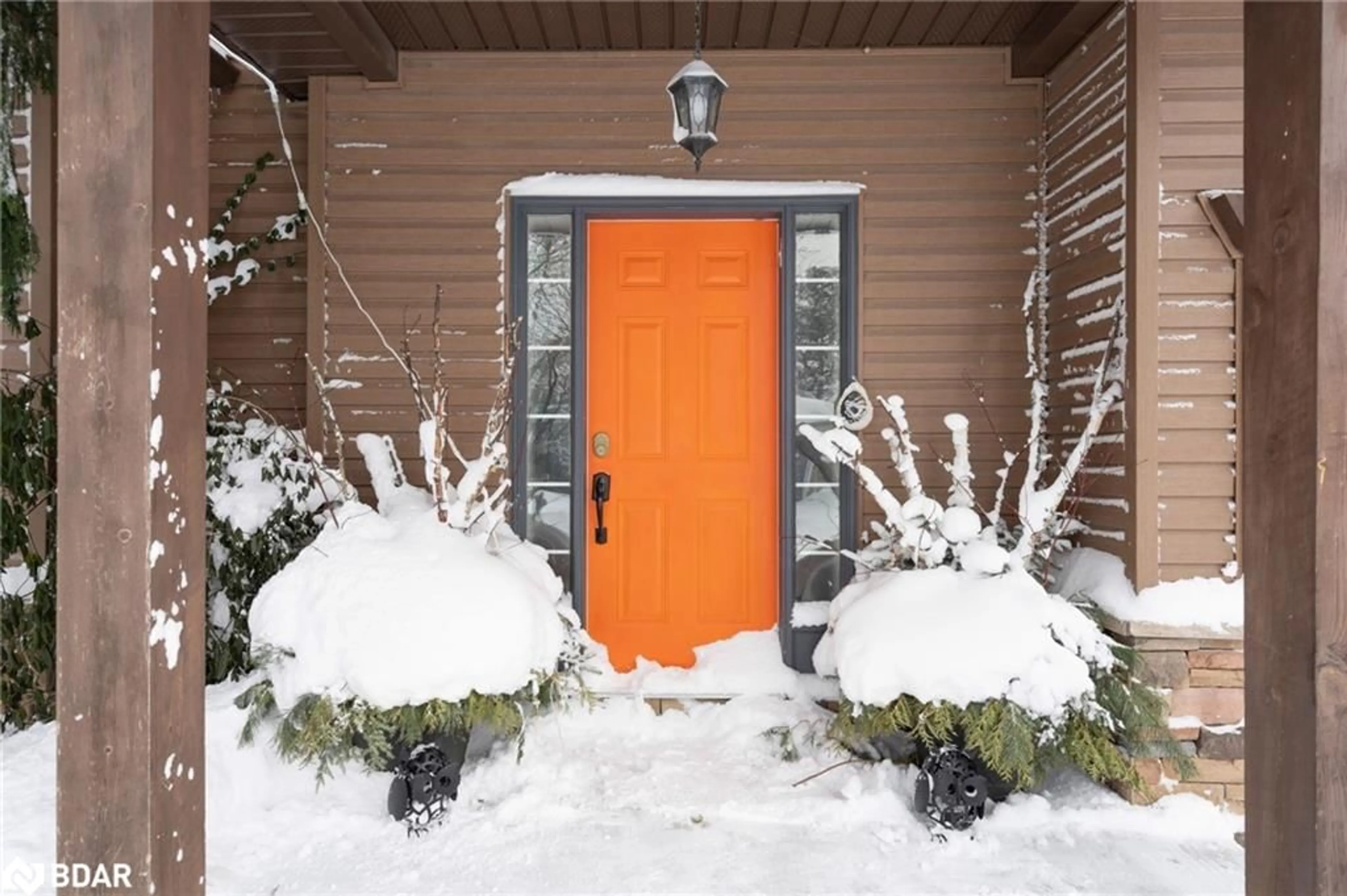 Indoor entryway for 11 Oakmont Ave, Horseshoe Valley Ontario L0L 2L0