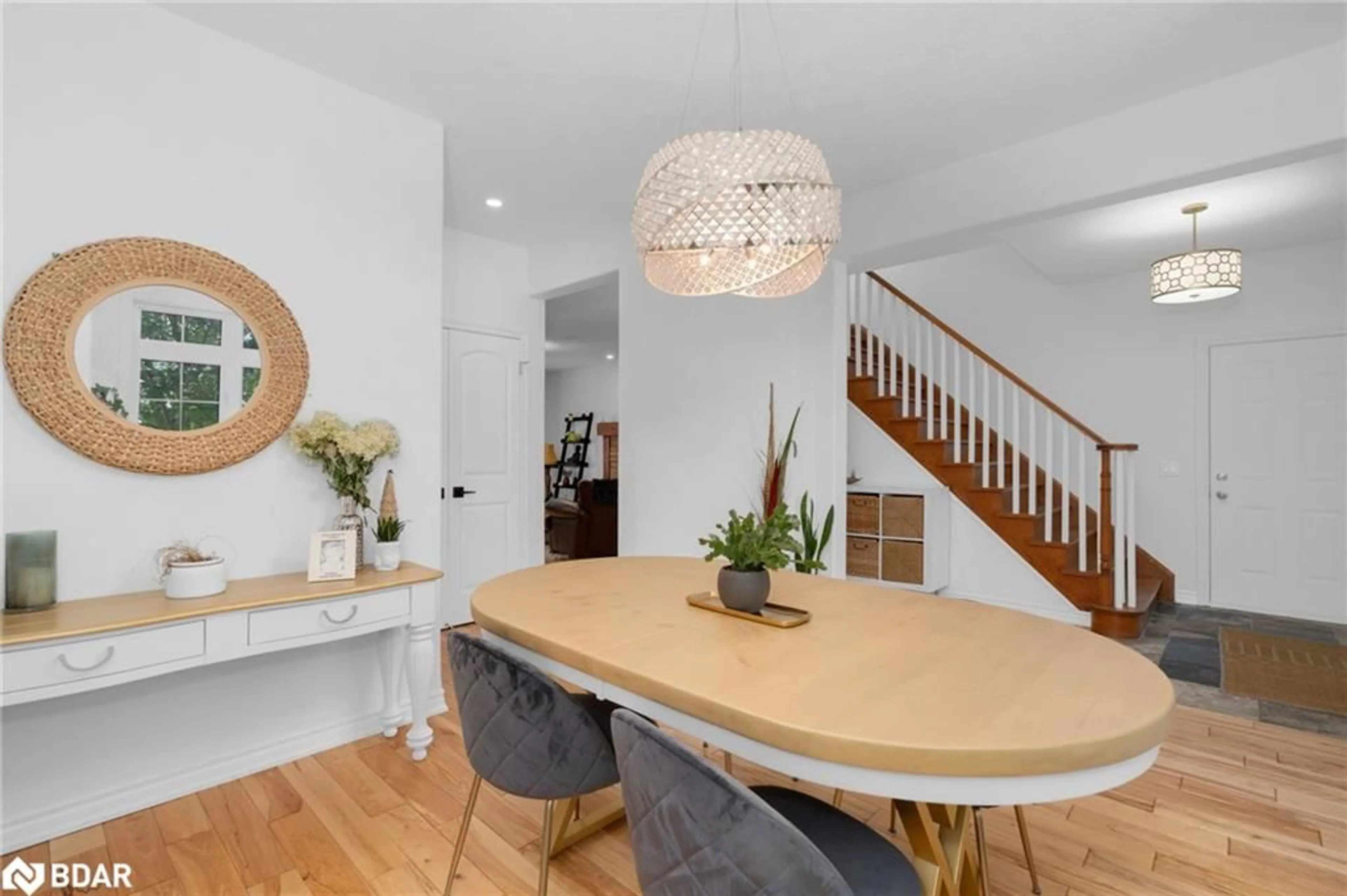 Dining room, wood/laminate floor for 11 Oakmont Ave, Horseshoe Valley Ontario L0L 2L0