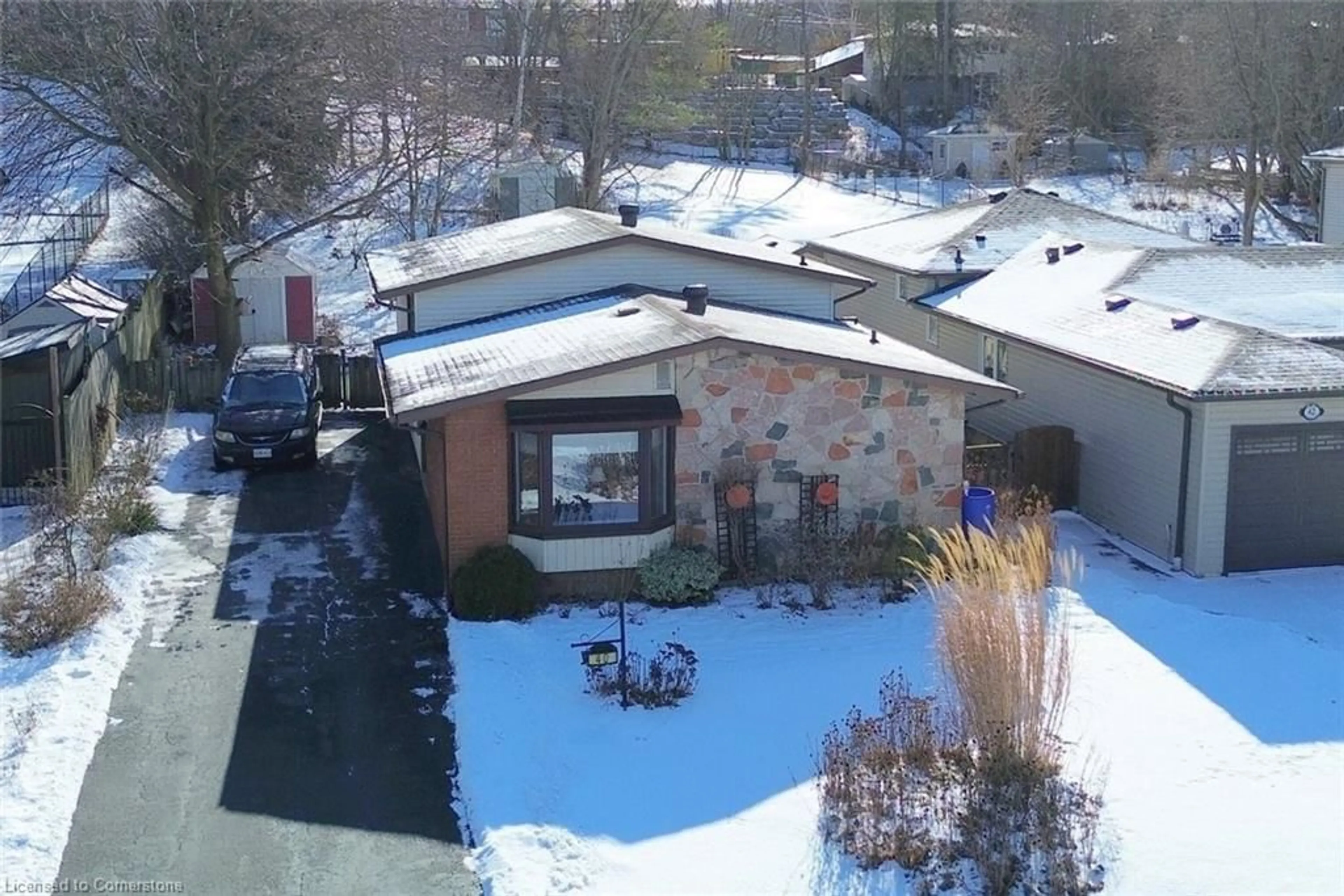 A pic from outside/outdoor area/front of a property/back of a property/a pic from drone, street for 40 Pleasant Ave, Dundas Ontario L9H 3S7