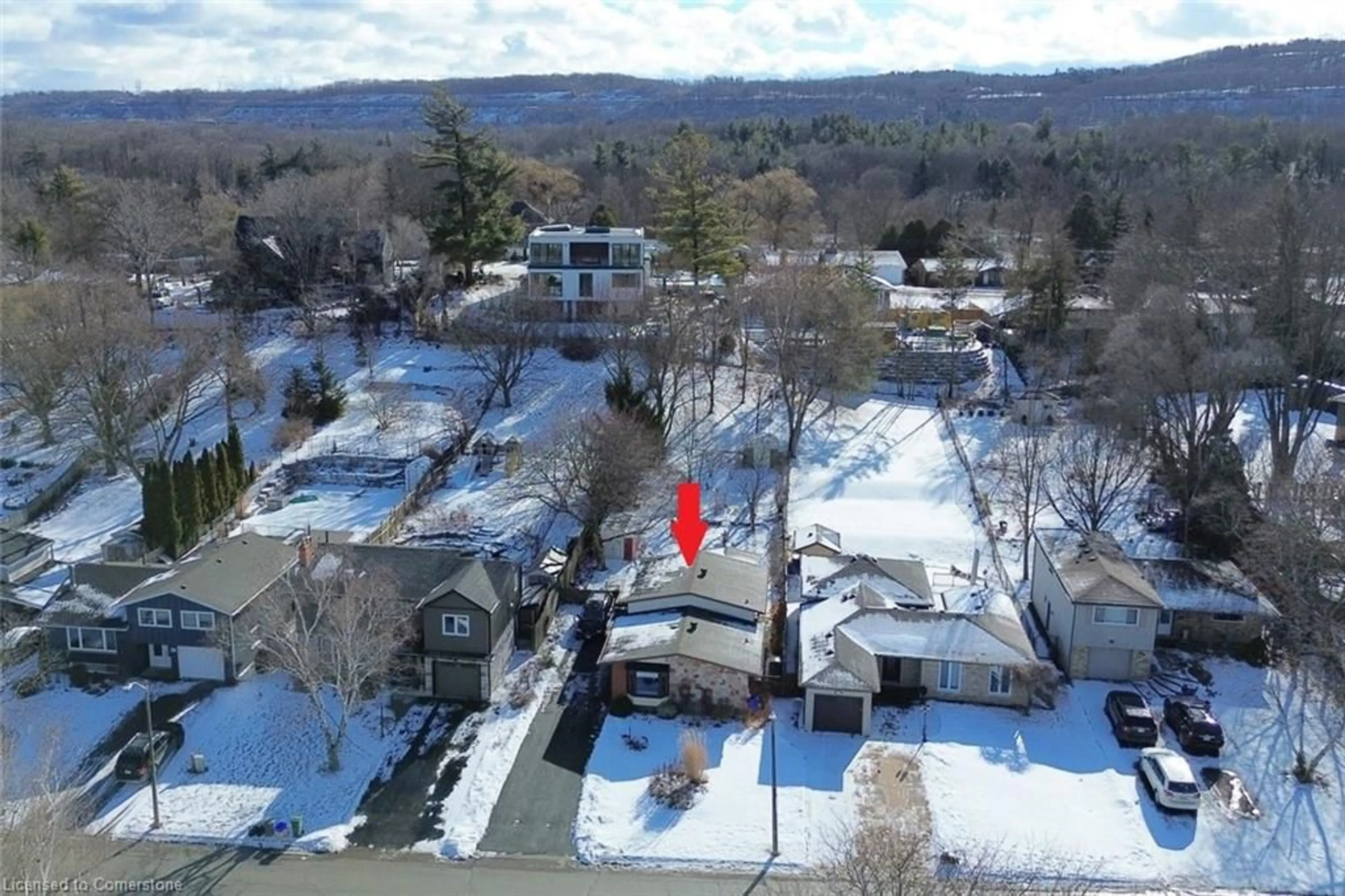 A pic from outside/outdoor area/front of a property/back of a property/a pic from drone, unknown for 40 Pleasant Ave, Dundas Ontario L9H 3S7