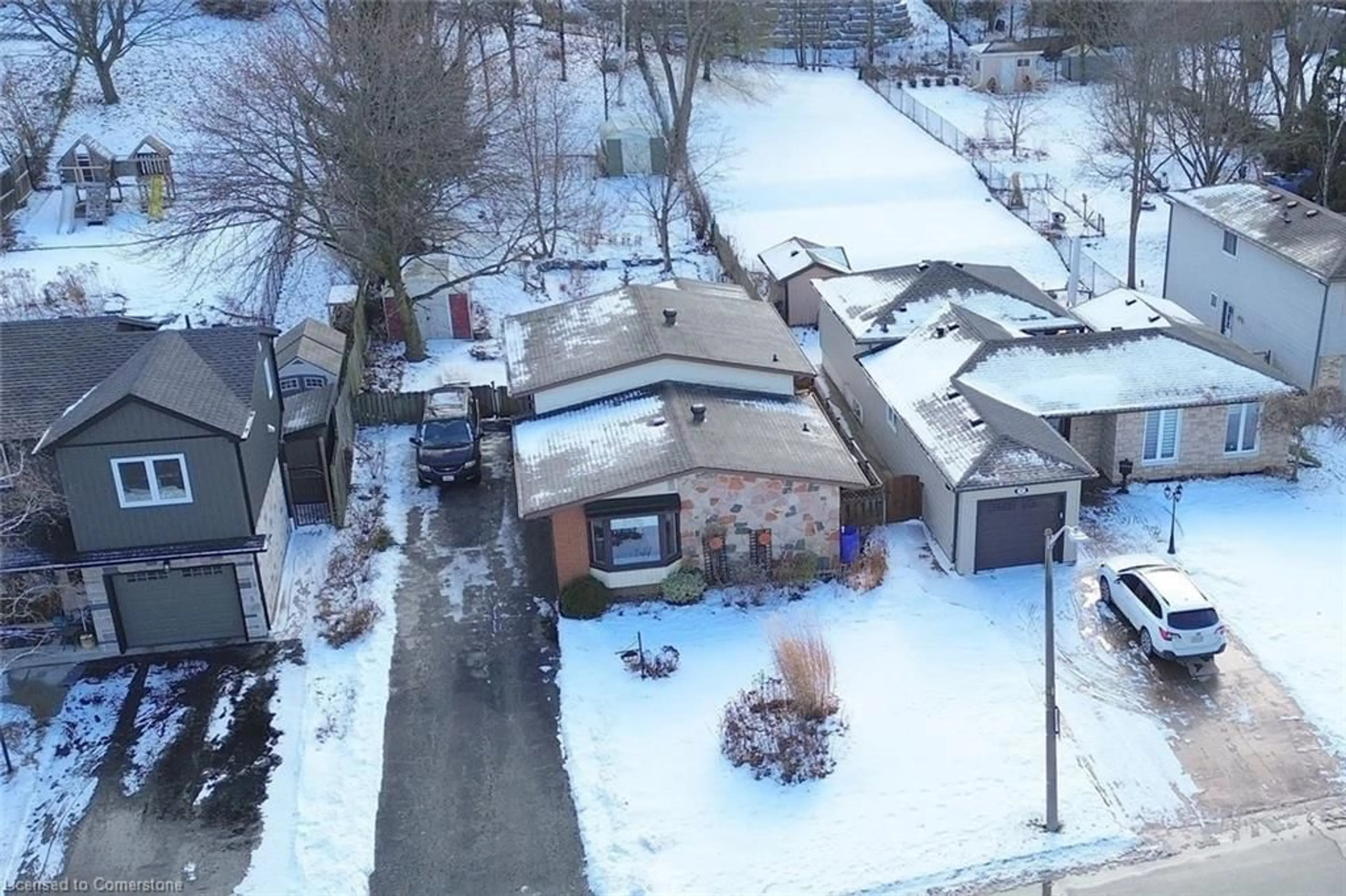 A pic from outside/outdoor area/front of a property/back of a property/a pic from drone, street for 40 Pleasant Ave, Dundas Ontario L9H 3S7