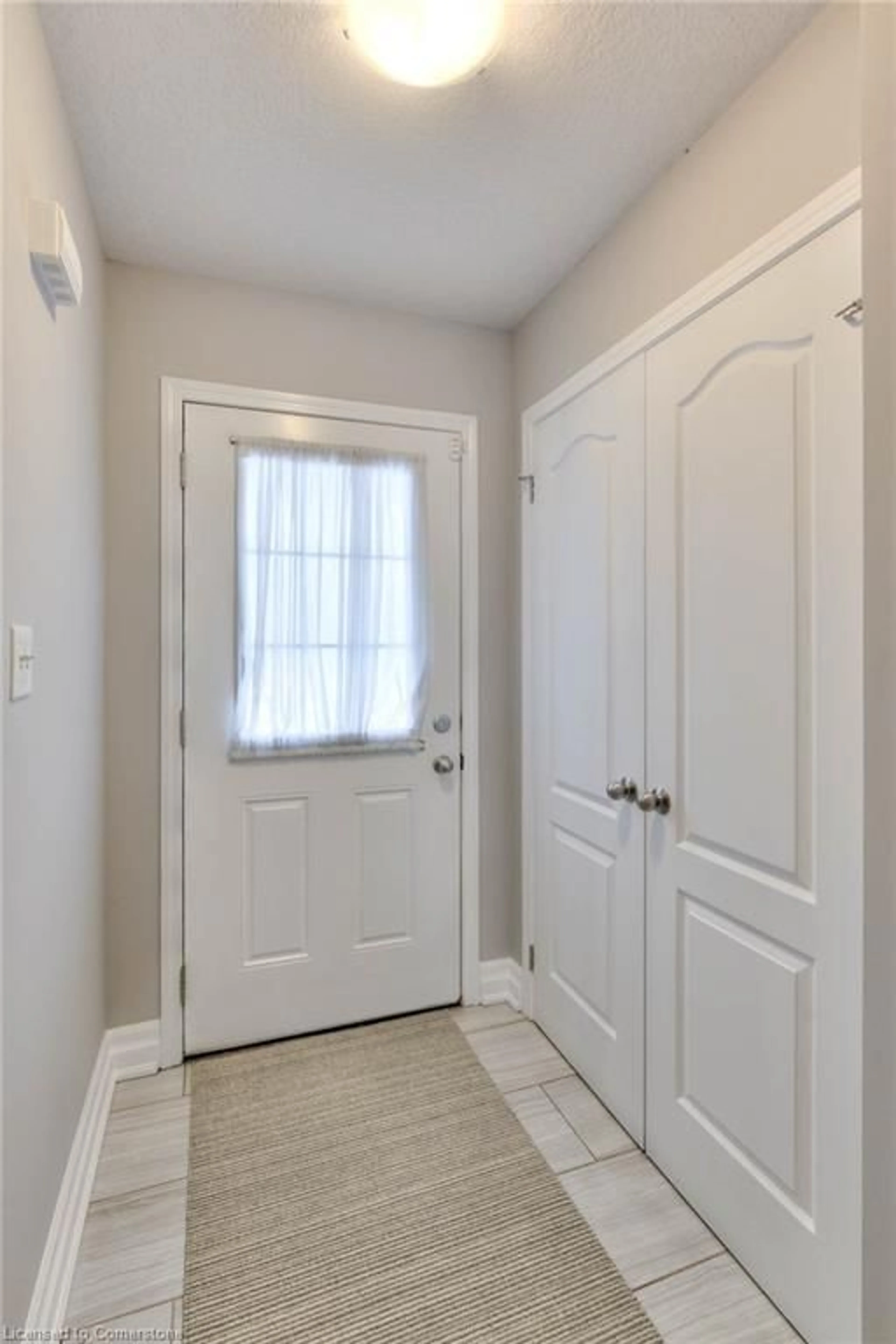 Indoor entryway for 51 Meadowridge St, Kitchener Ontario N2P 0E2