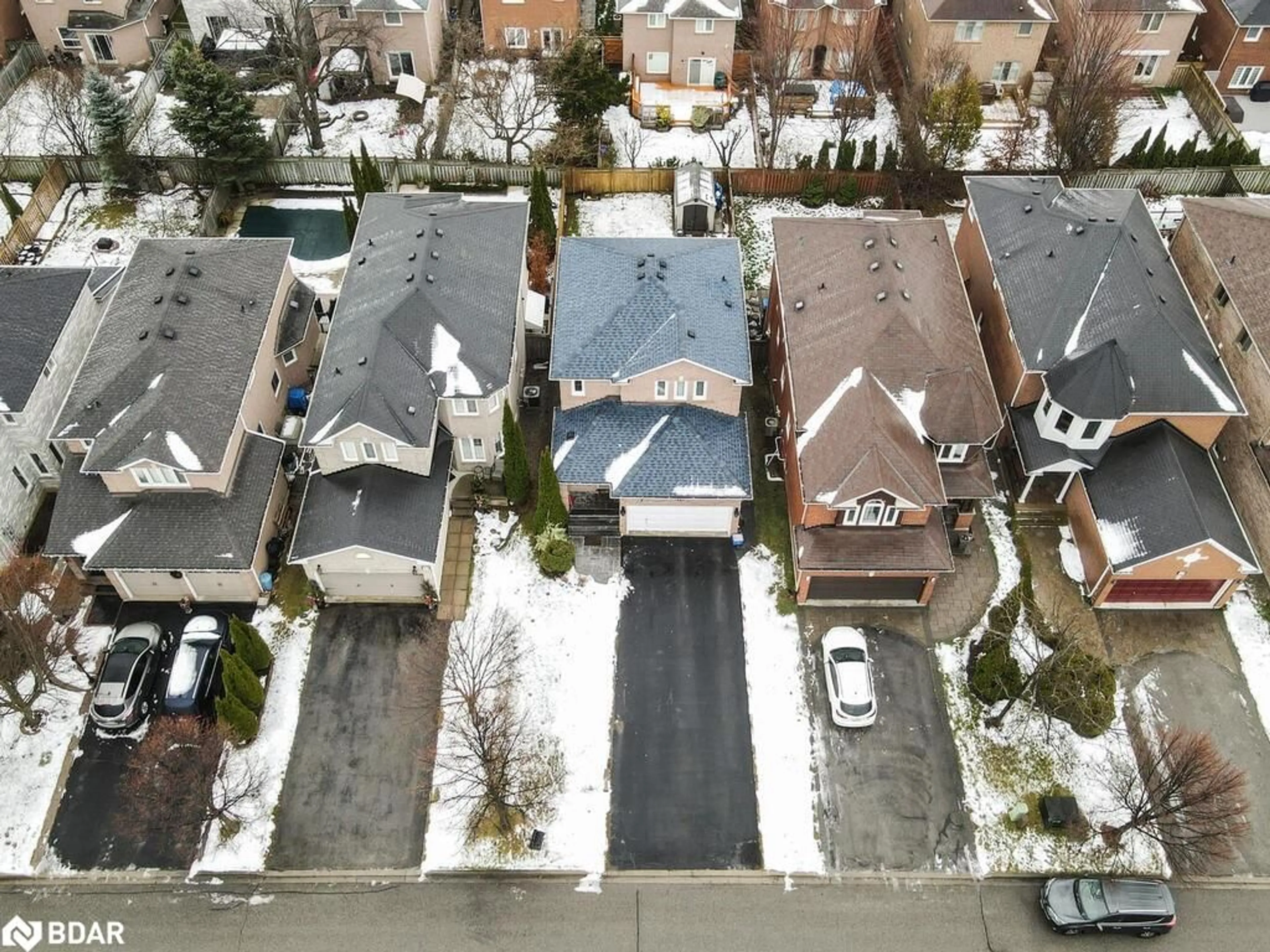 A pic from outside/outdoor area/front of a property/back of a property/a pic from drone, street for 23 Rocksprings Ave, Richmond Hill Ontario L4S 1R2