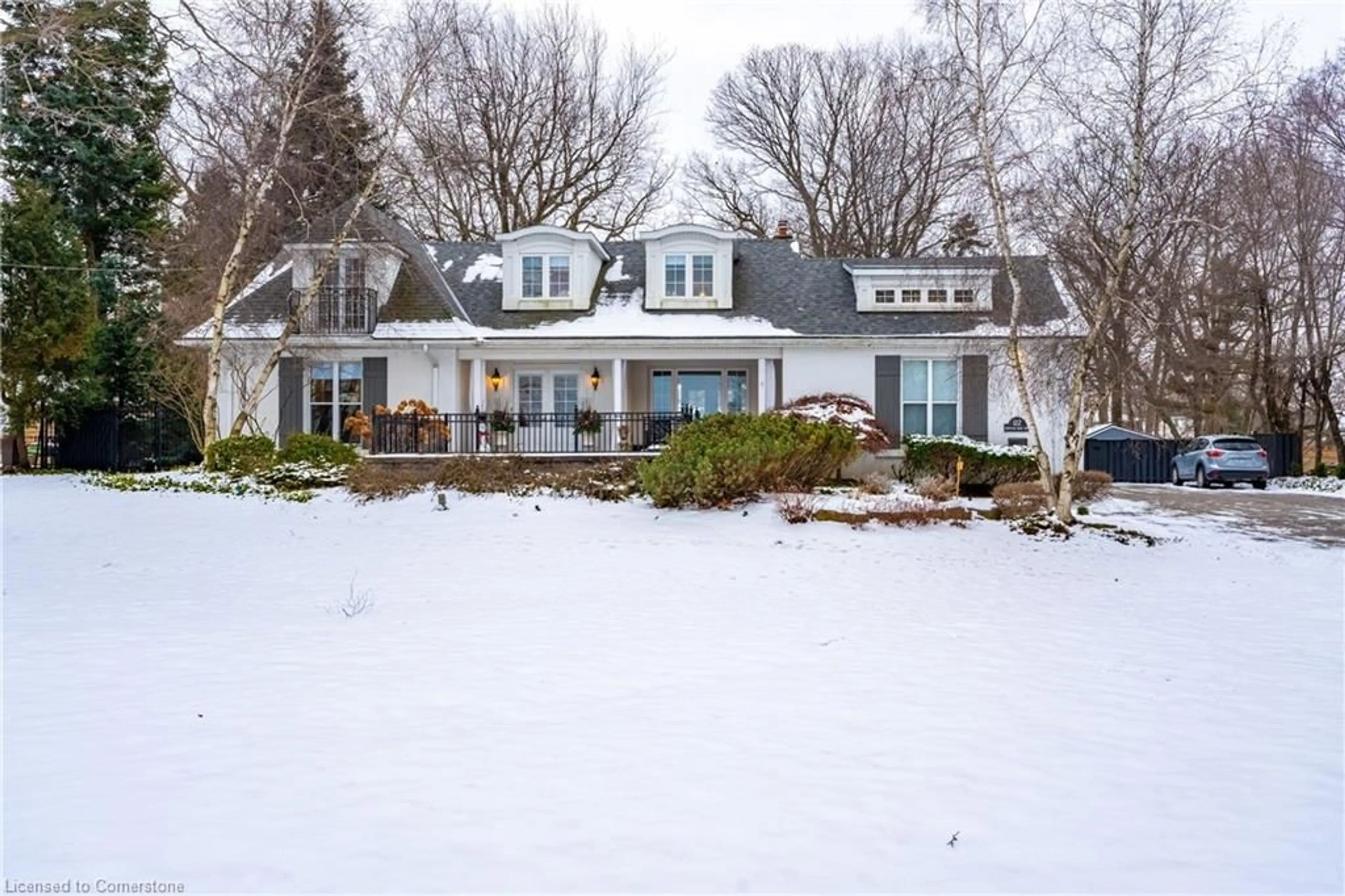 A pic from outside/outdoor area/front of a property/back of a property/a pic from drone, street for 122 Mountain Brow Blvd, Hamilton Ontario L8T 1A5