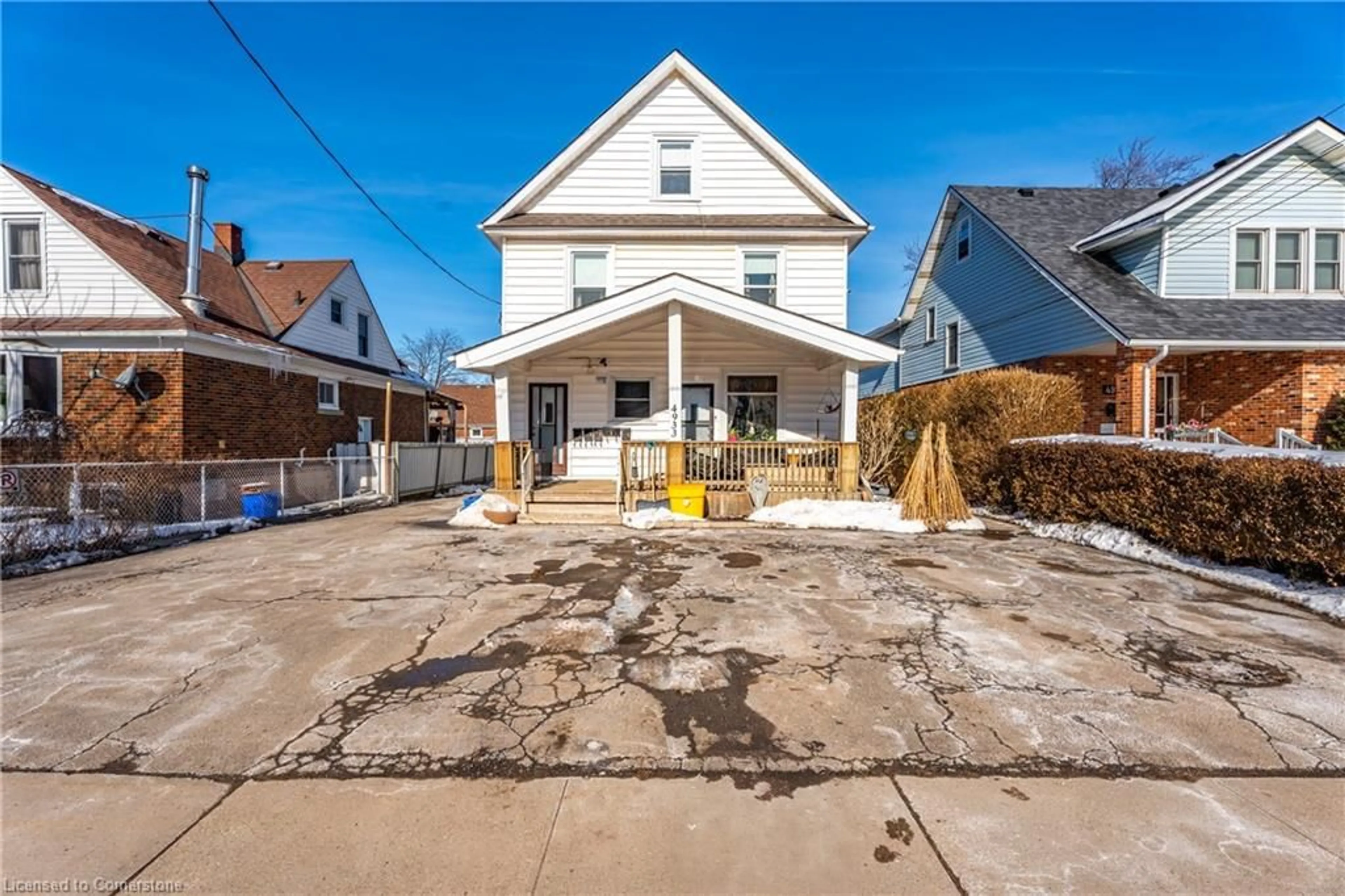 A pic from outside/outdoor area/front of a property/back of a property/a pic from drone, street for 4933 Jepson St, Niagara Falls Ontario L2E 1J9