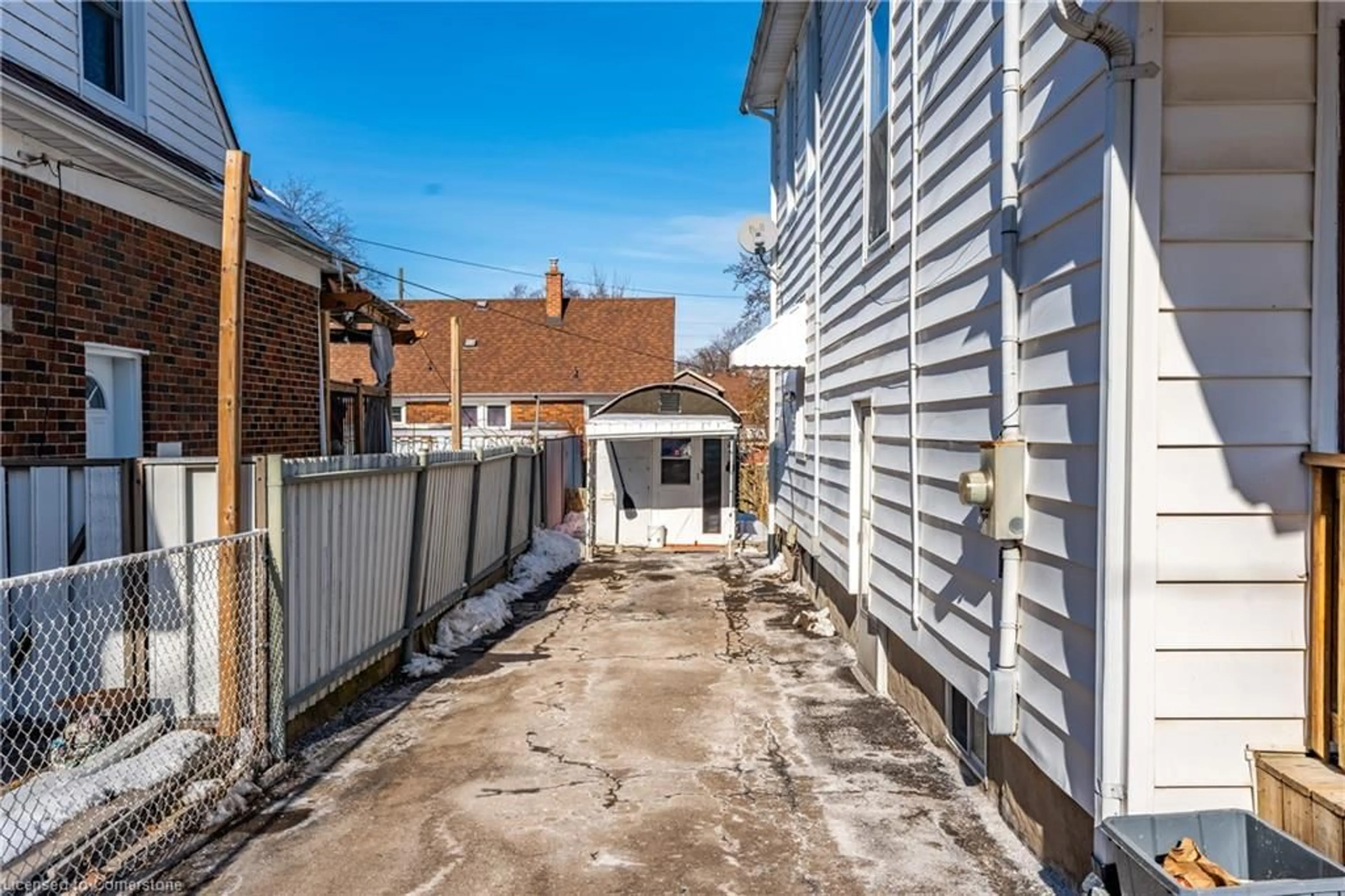 A pic from outside/outdoor area/front of a property/back of a property/a pic from drone, street for 4933 Jepson St, Niagara Falls Ontario L2E 1J9