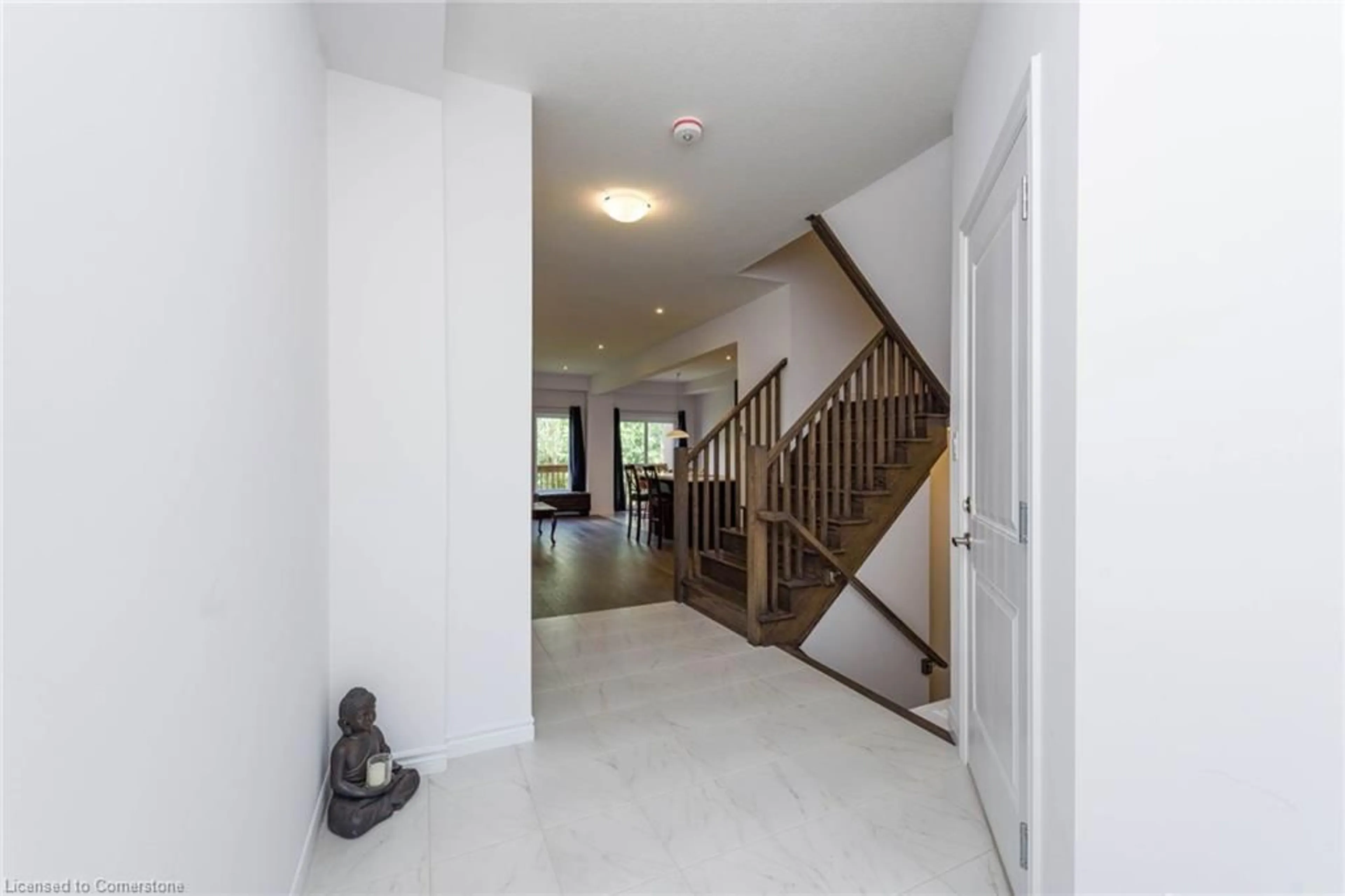 Indoor foyer for 3985 Crown St, Beamsville Ontario L0R 1B4