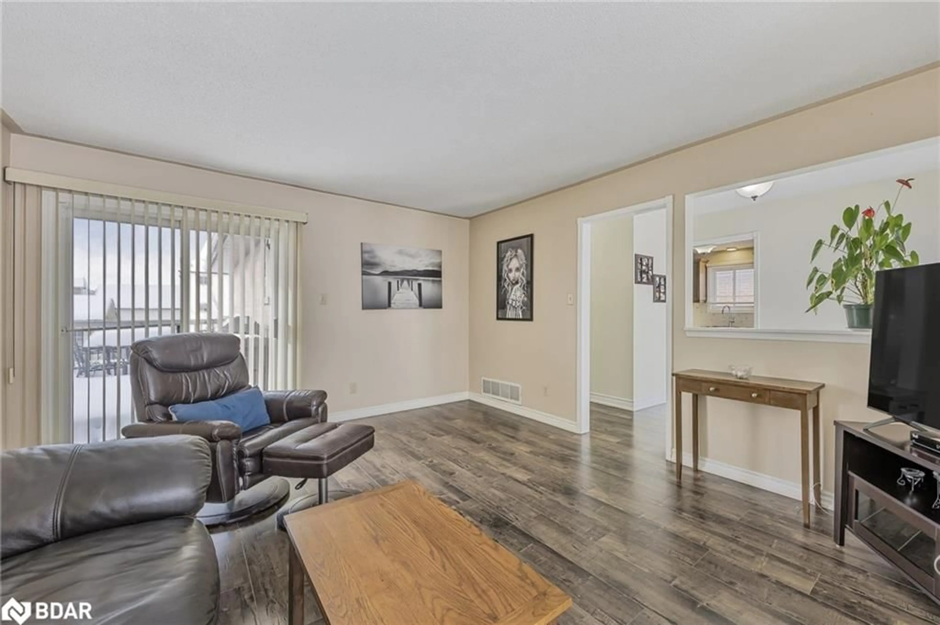 Living room with furniture, wood/laminate floor for 10 Mansonic Way Way, Angus Ontario L0M 1B3