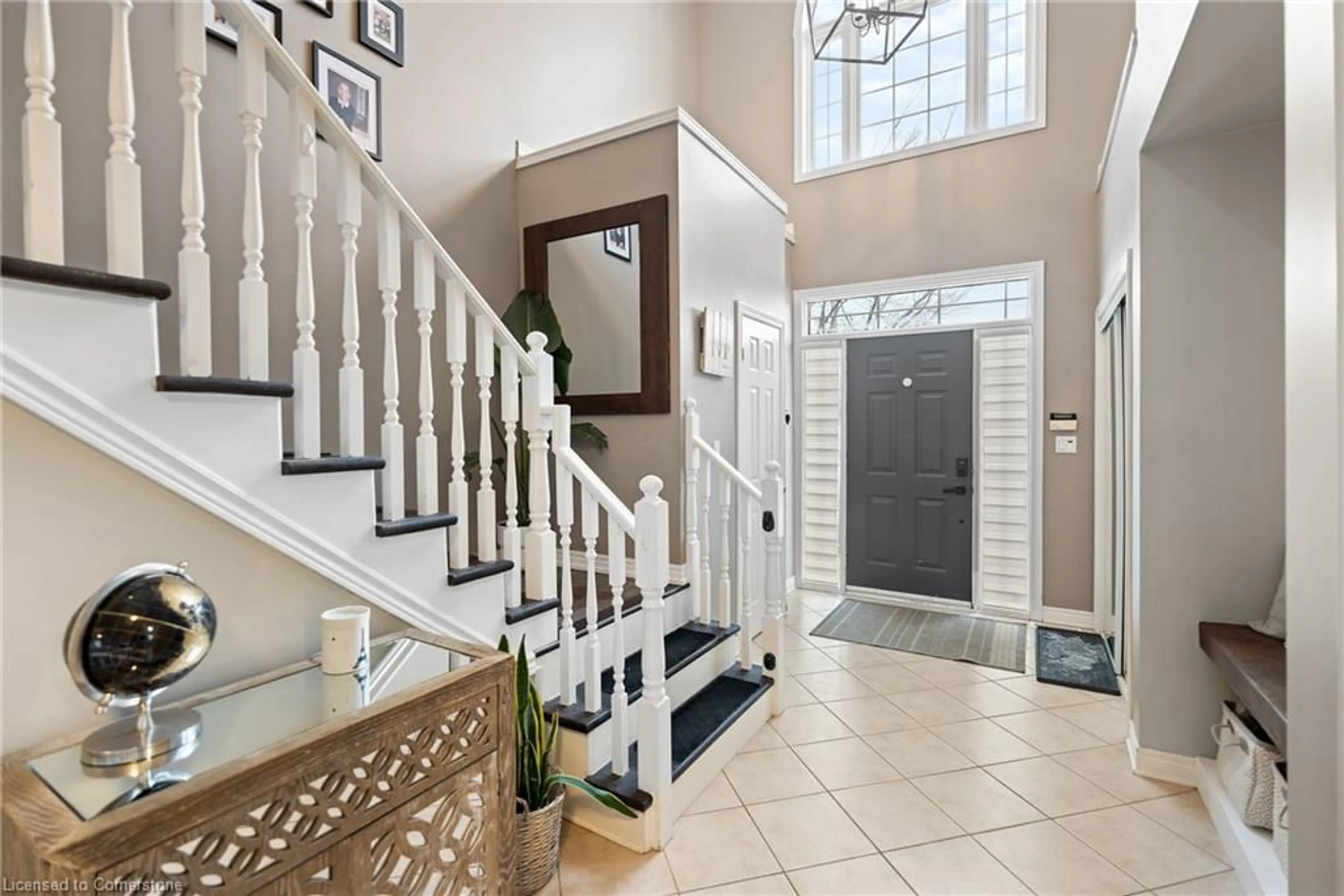 Indoor entryway for 8838 Nassau Ave, Niagara Falls Ontario L2G 7W5