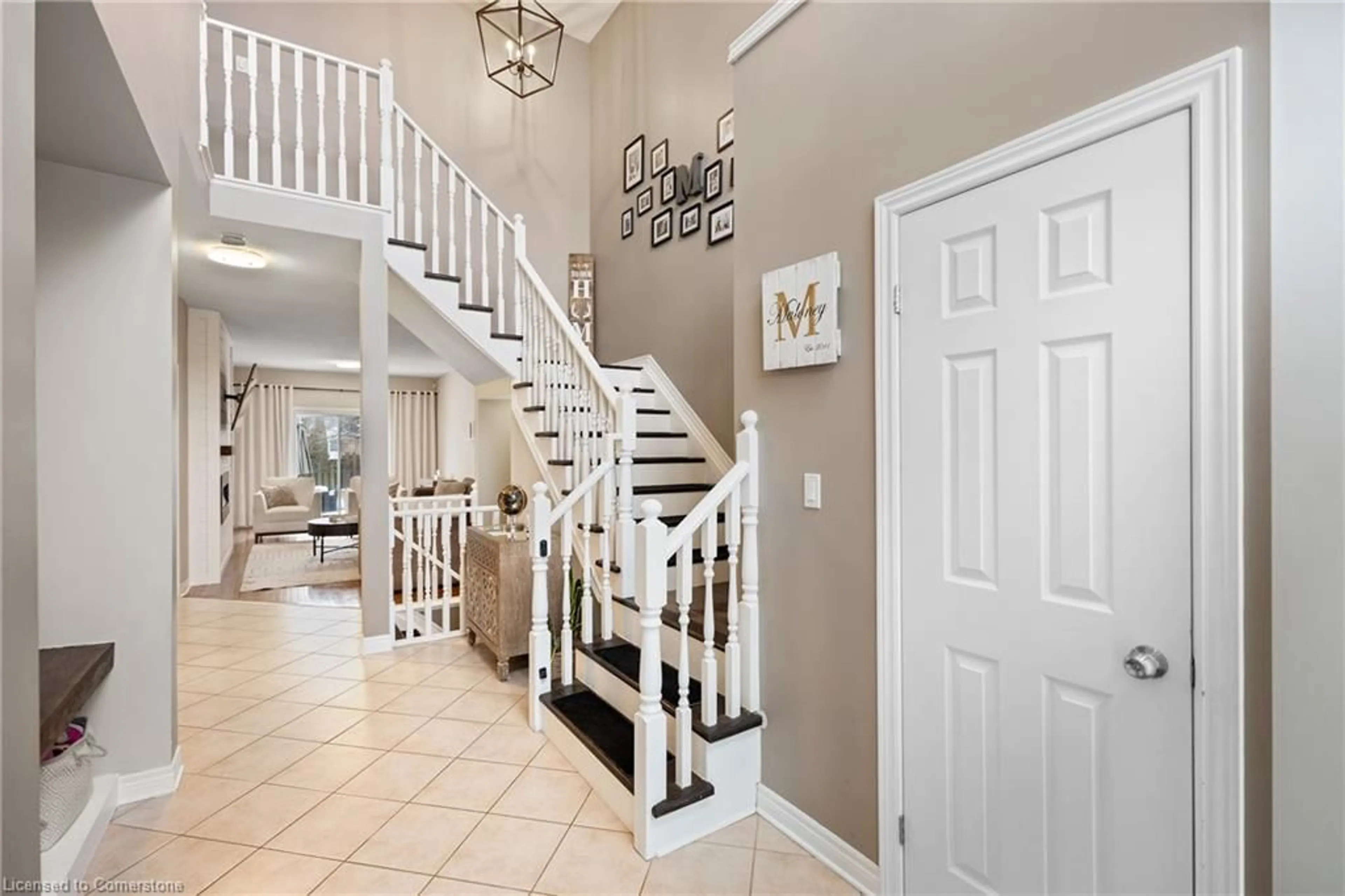 Indoor foyer for 8838 Nassau Ave, Niagara Falls Ontario L2G 7W5