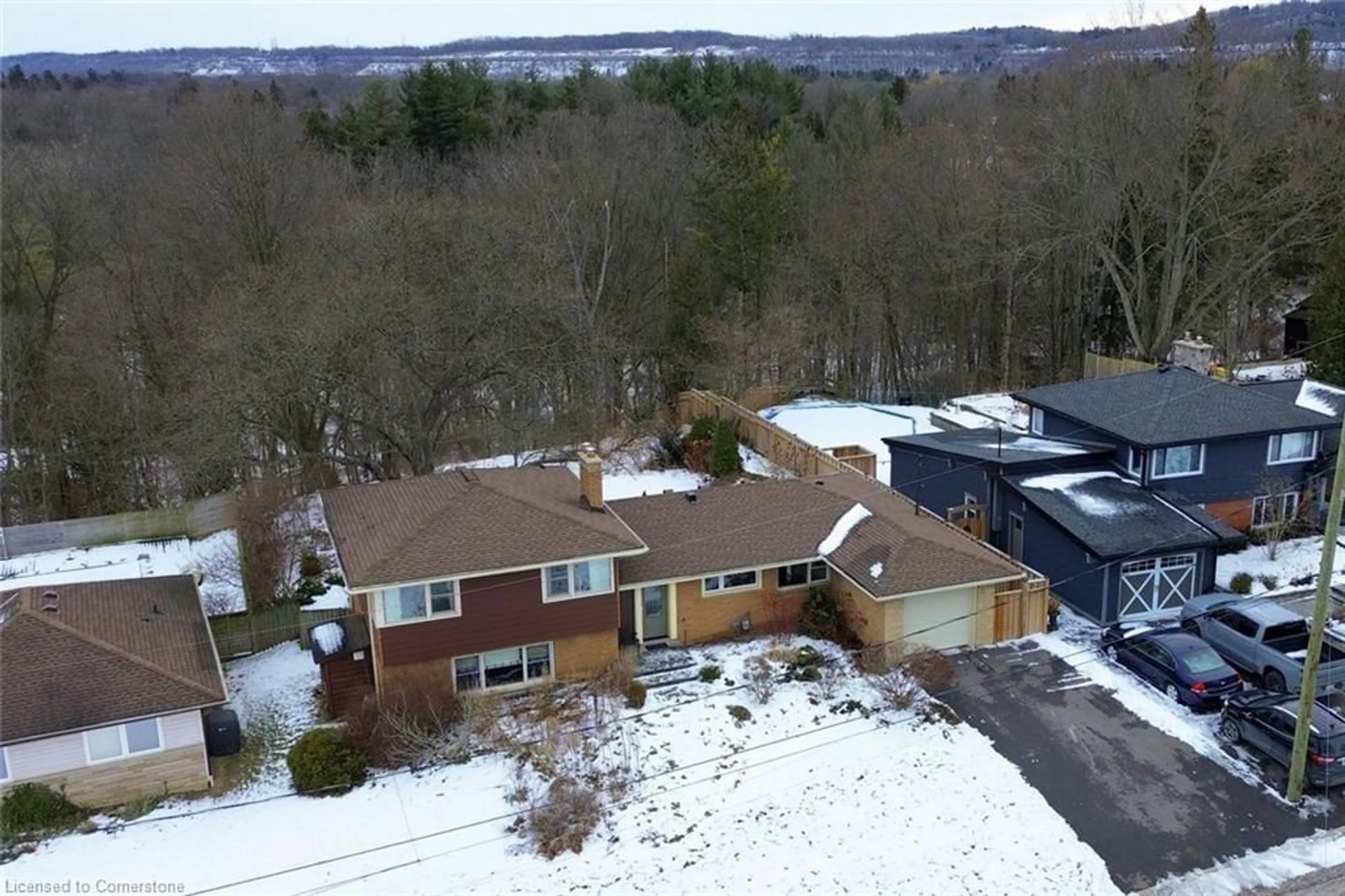 A pic from outside/outdoor area/front of a property/back of a property/a pic from drone, mountain view for 16 Brentwood Dr, Dundas Ontario L9H 3N3