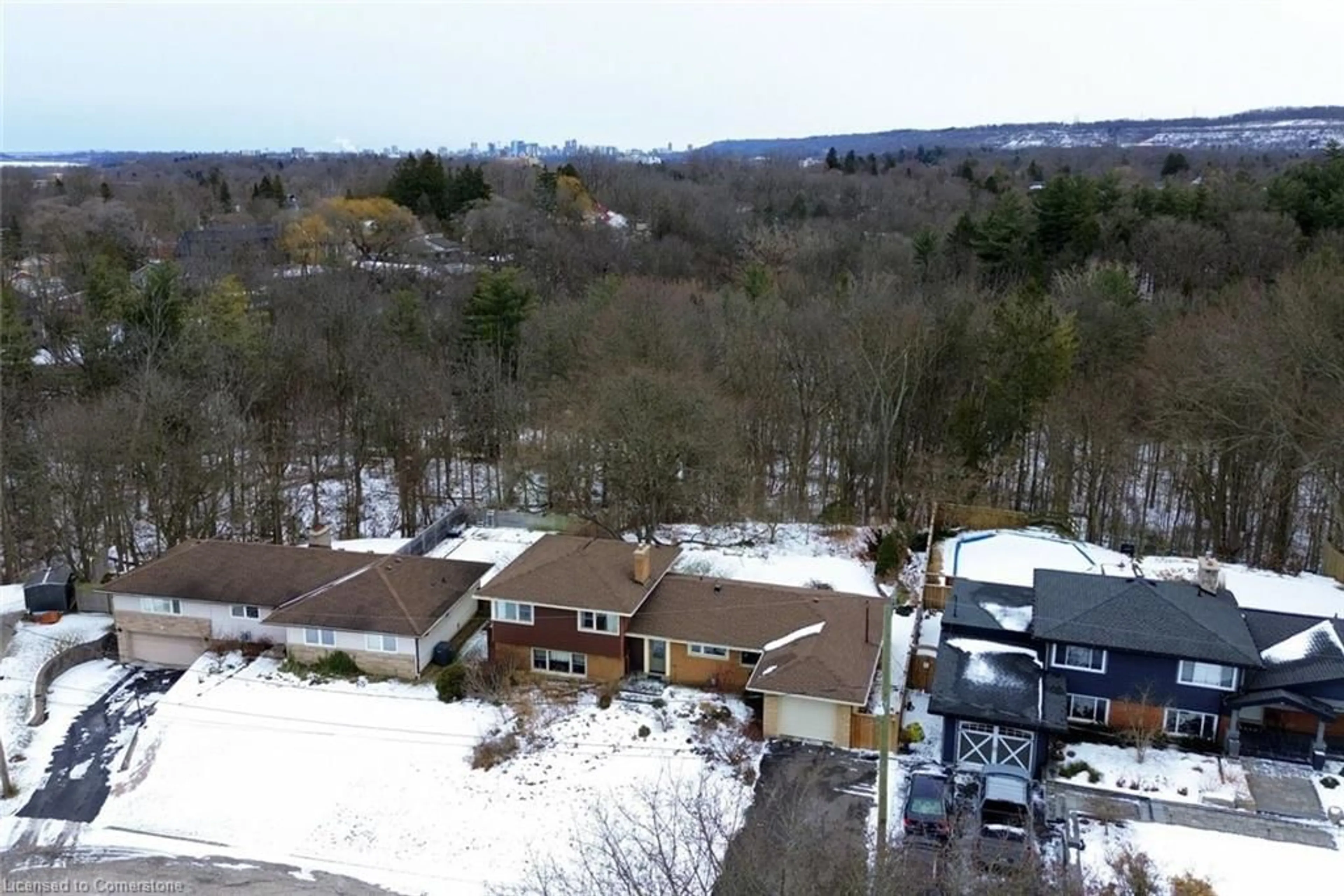 A pic from outside/outdoor area/front of a property/back of a property/a pic from drone, unknown for 16 Brentwood Dr, Dundas Ontario L9H 3N3