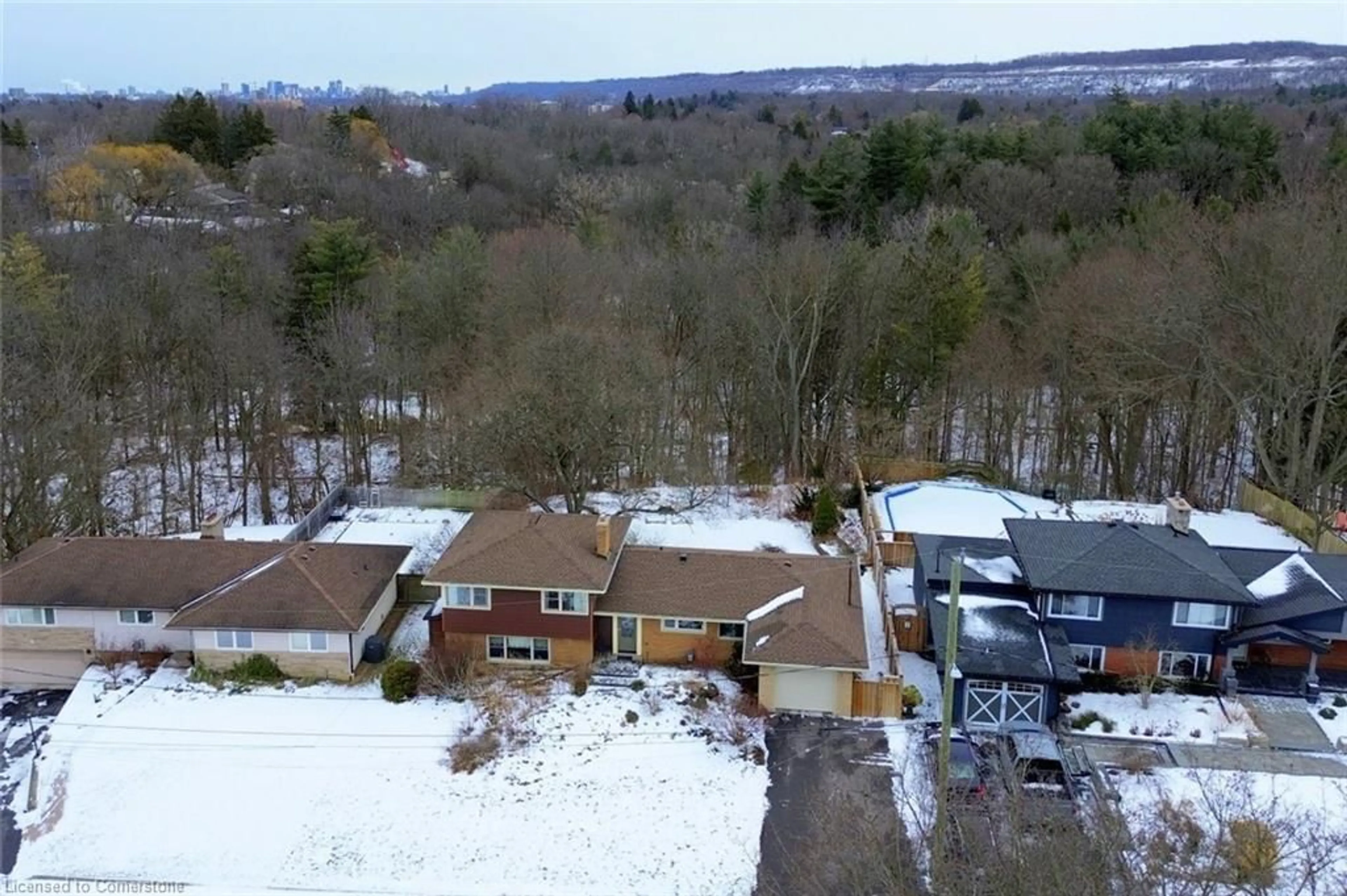 A pic from outside/outdoor area/front of a property/back of a property/a pic from drone, unknown for 16 Brentwood Dr, Dundas Ontario L9H 3N3