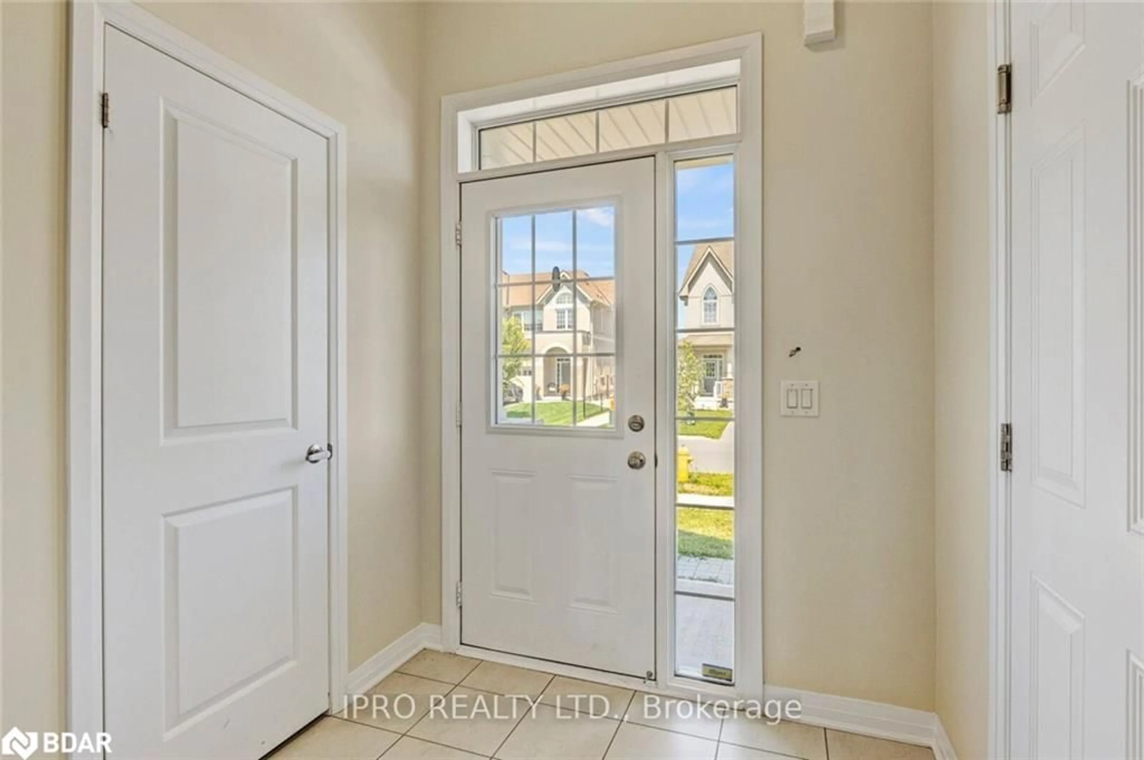 Indoor entryway for 4147 Cherry Heights Blvd, Beamsville Ontario L0R 1B6