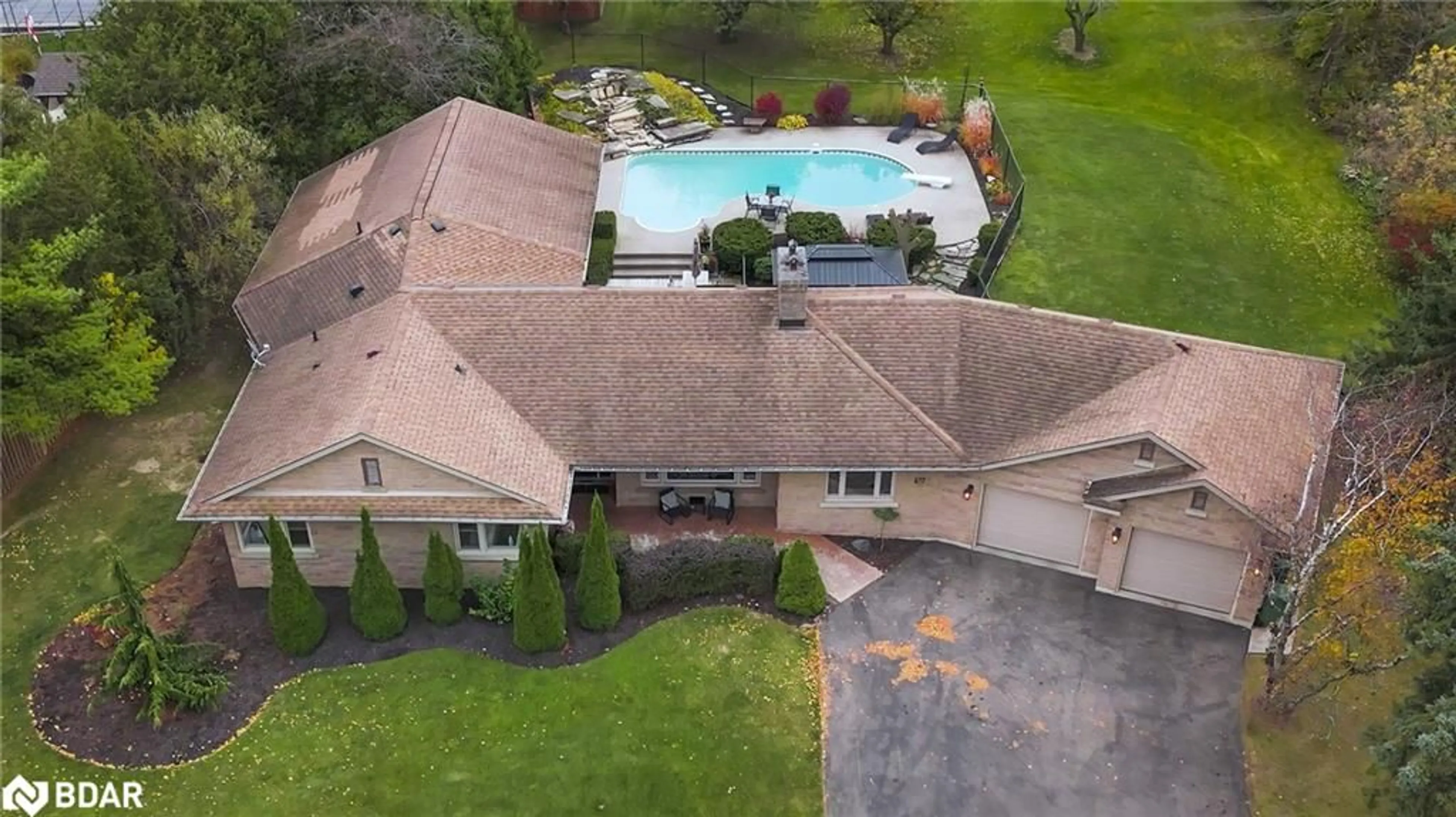 A pic from outside/outdoor area/front of a property/back of a property/a pic from drone, unknown for 477 Fairview St, New Hamburg Ontario N3A 1M6