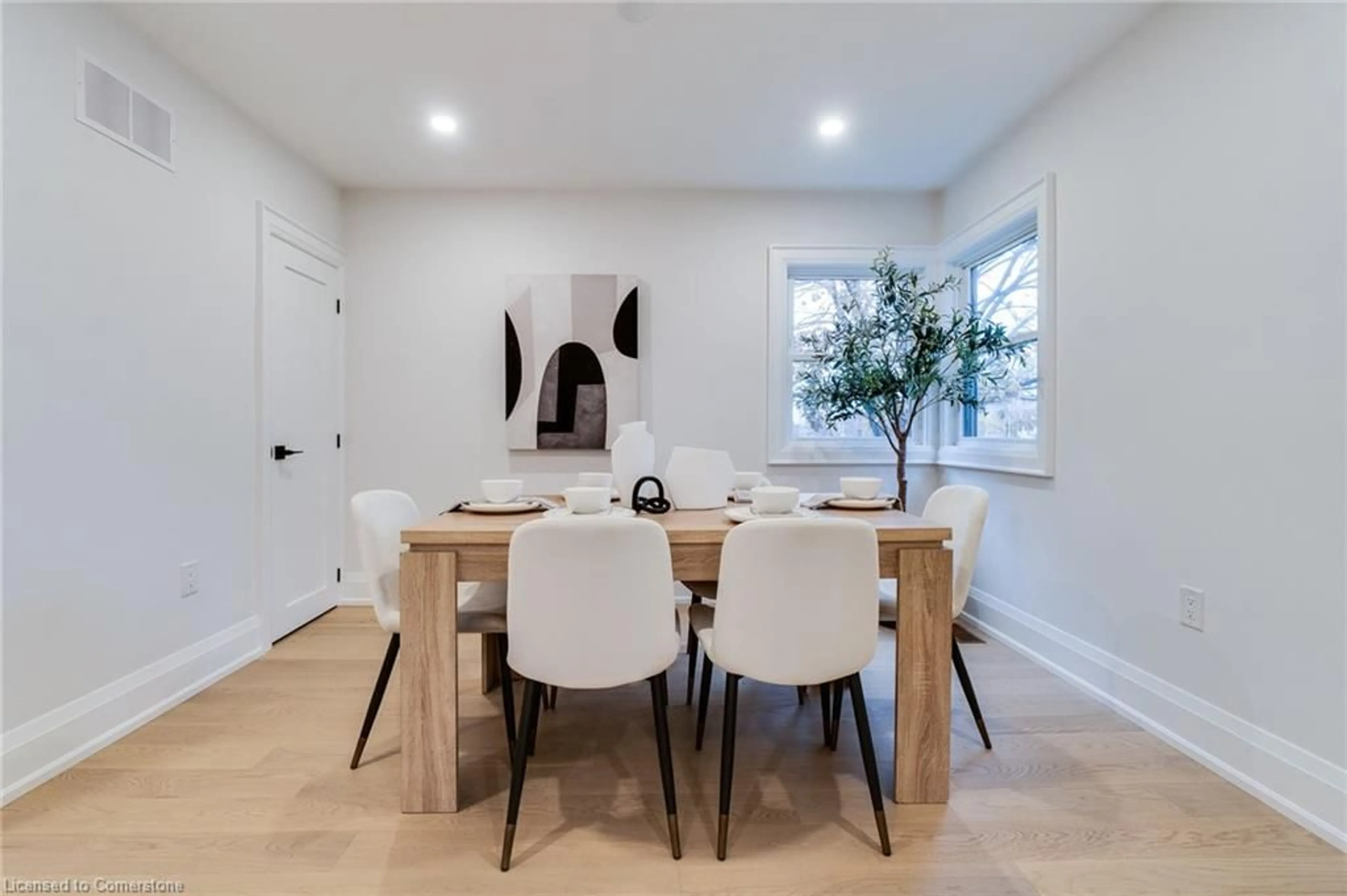 Dining room, wood/laminate floor for 121 Lake Avenue Dr, Stoney Creek Ontario L8G 1X8