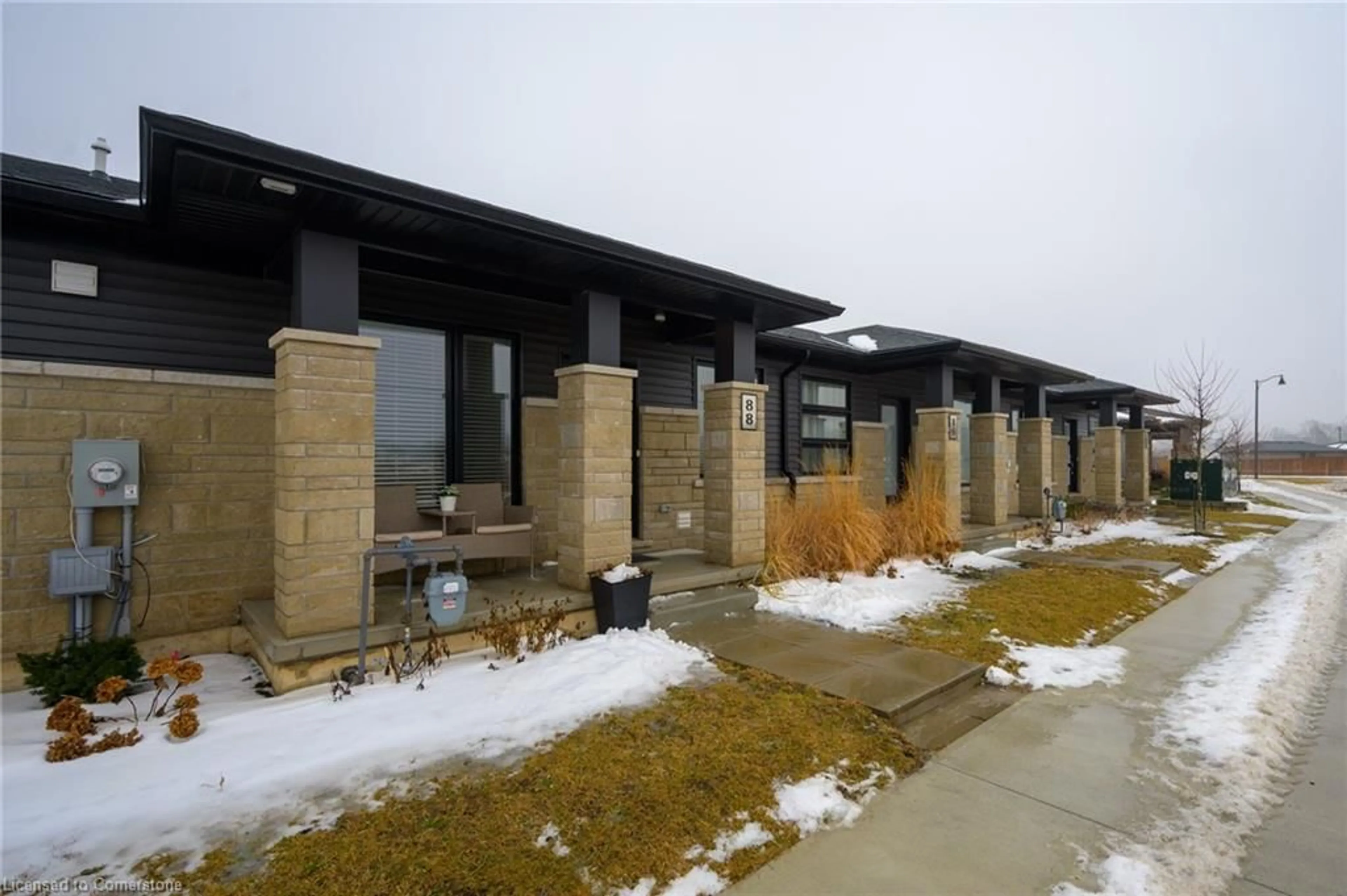 Patio, building for 88 Summersides Blvd, Fonthill Ontario L0S 1E0