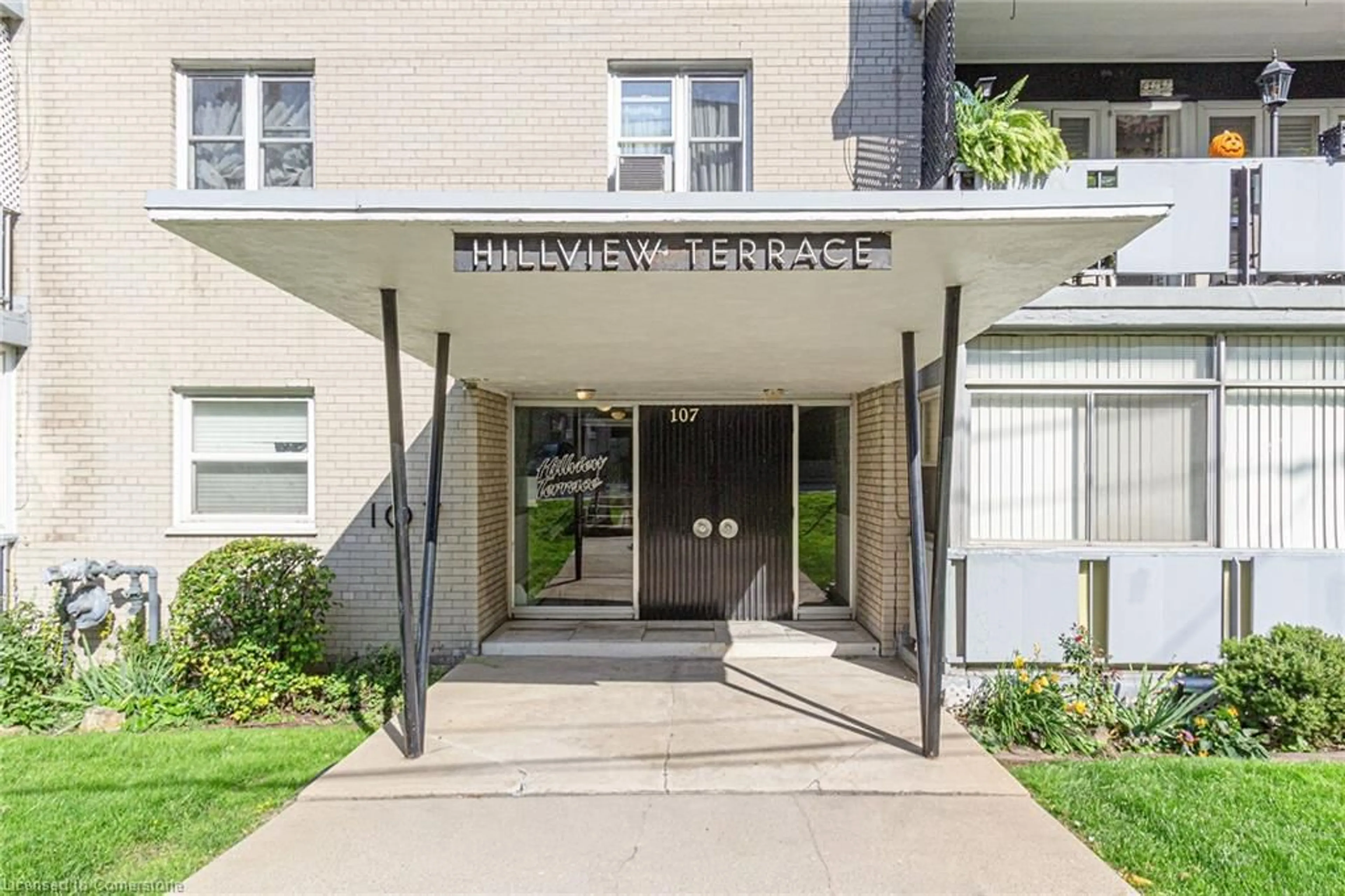 Indoor foyer for 107 St. Joseph's Dr #307, Hamilton Ontario L8N 2G1