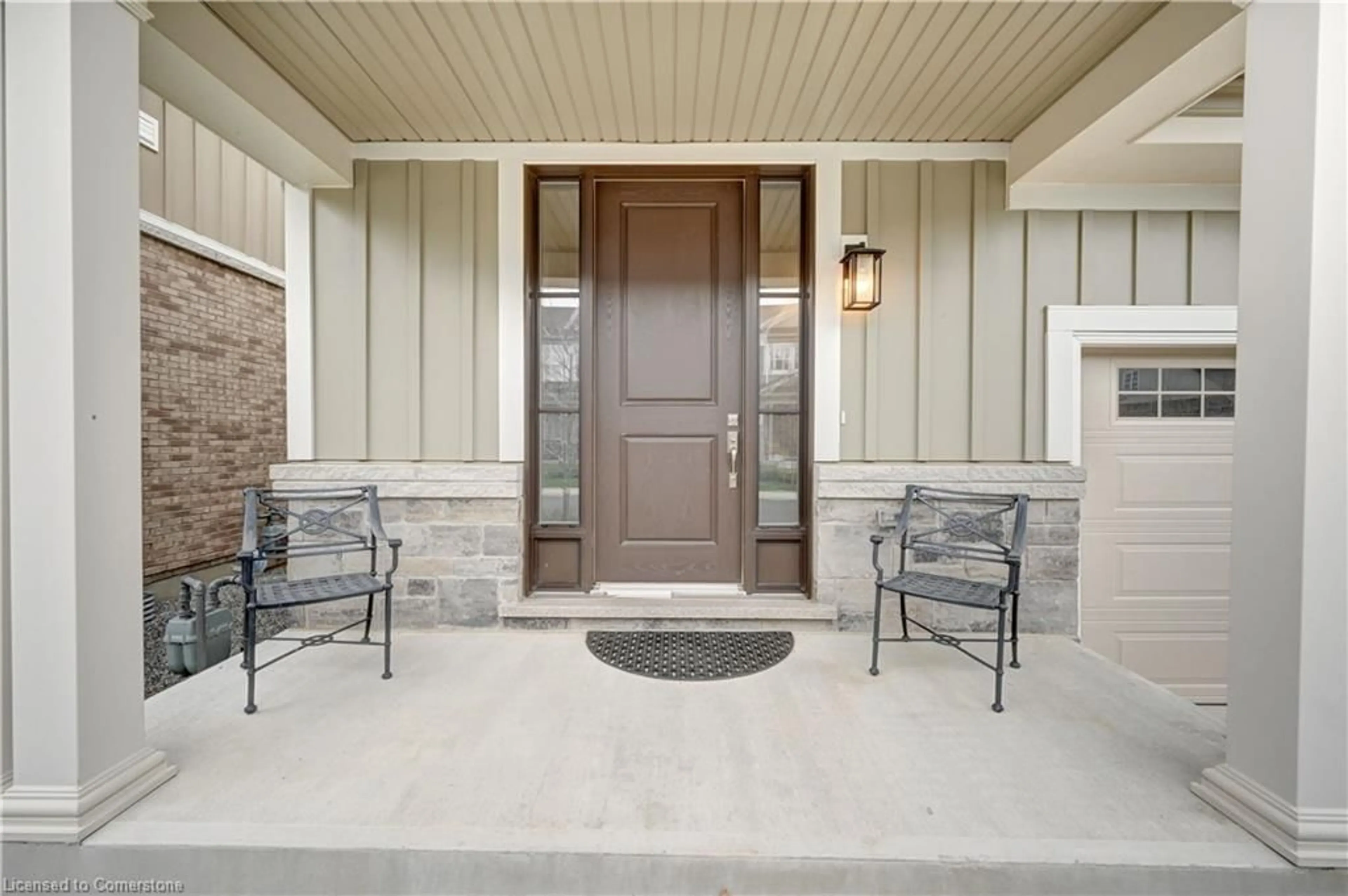 Indoor entryway for 38 Windsor Cir, Niagara-on-the-Lake Ontario L0S 1J0