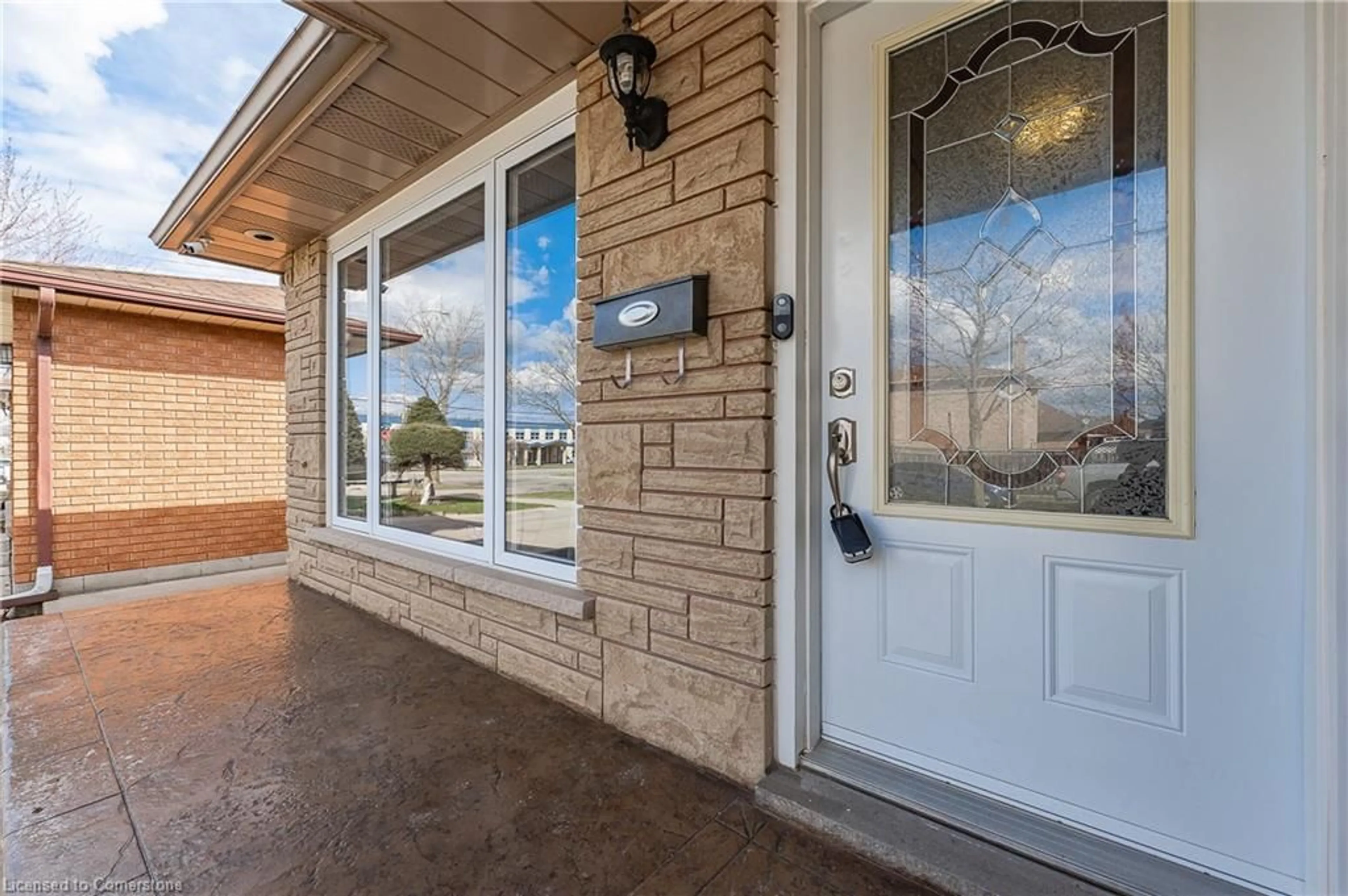 Indoor entryway for 98 Juniper Dr, Stoney Creek Ontario L8E 4G6