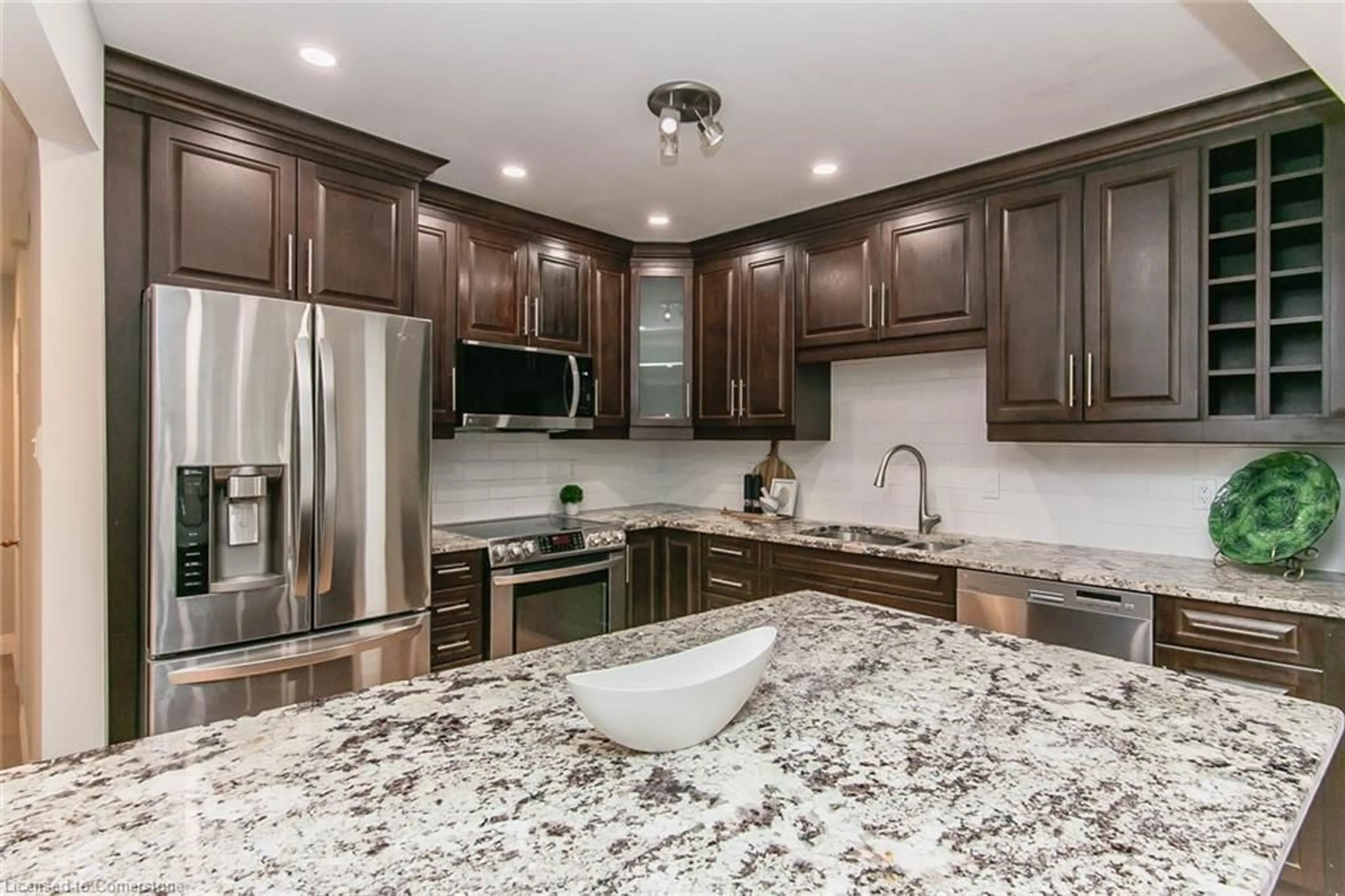 Open concept kitchen, ceramic/tile floor for 511 Oakvale Dr, Waterloo Ontario N2T 2G6