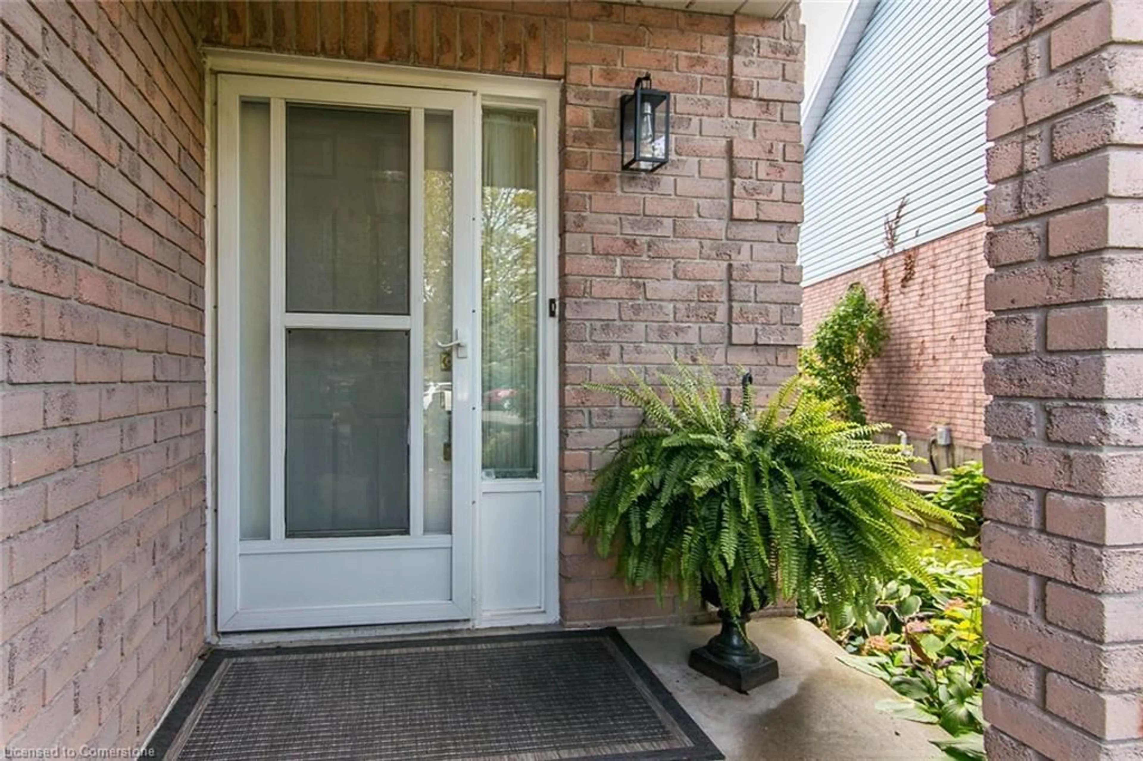 Indoor entryway for 511 Oakvale Dr, Waterloo Ontario N2T 2G6