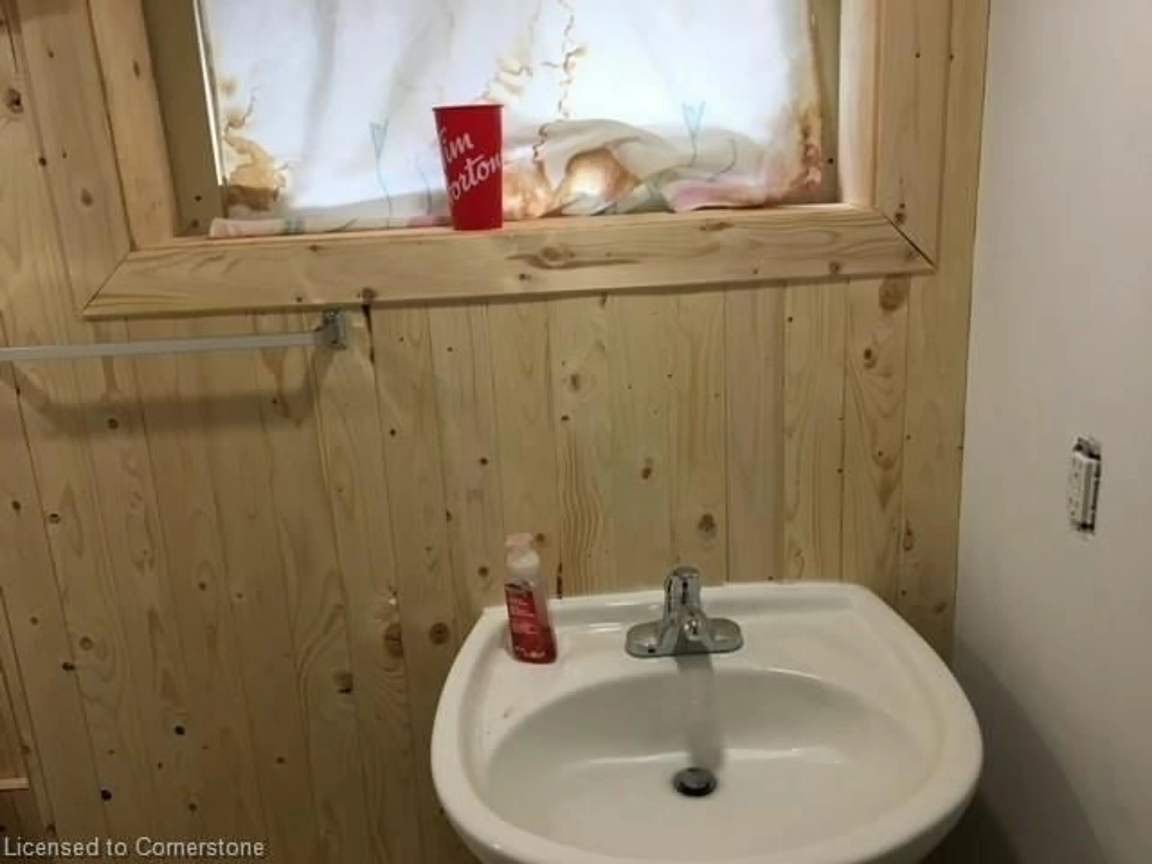 Standard bathroom, floor is not visible for 68 Queen St, Thorold Ontario L2V 3N5