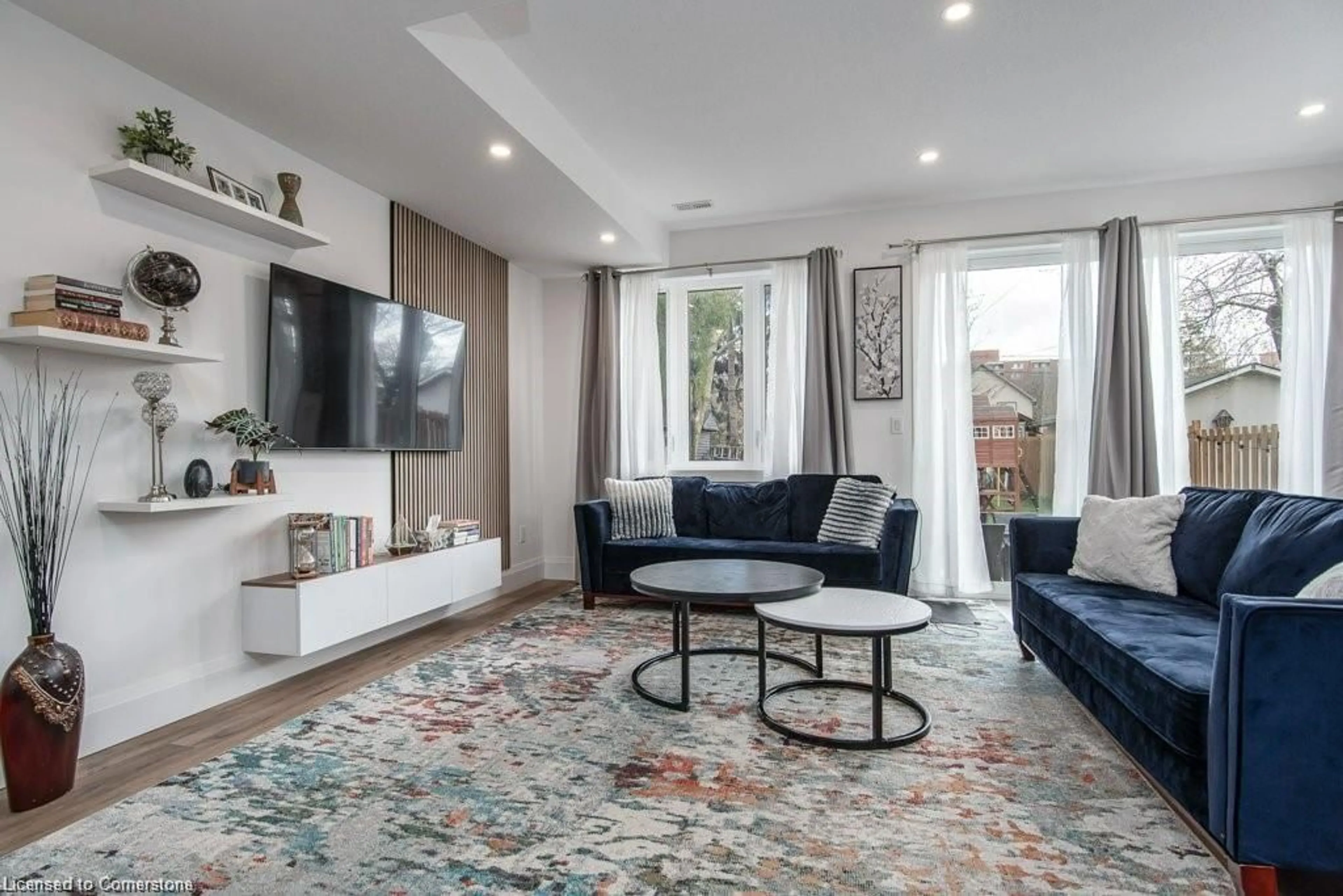Living room with furniture, unknown for 81 Fifth Ave, Kitchener Ontario N2C 1P5