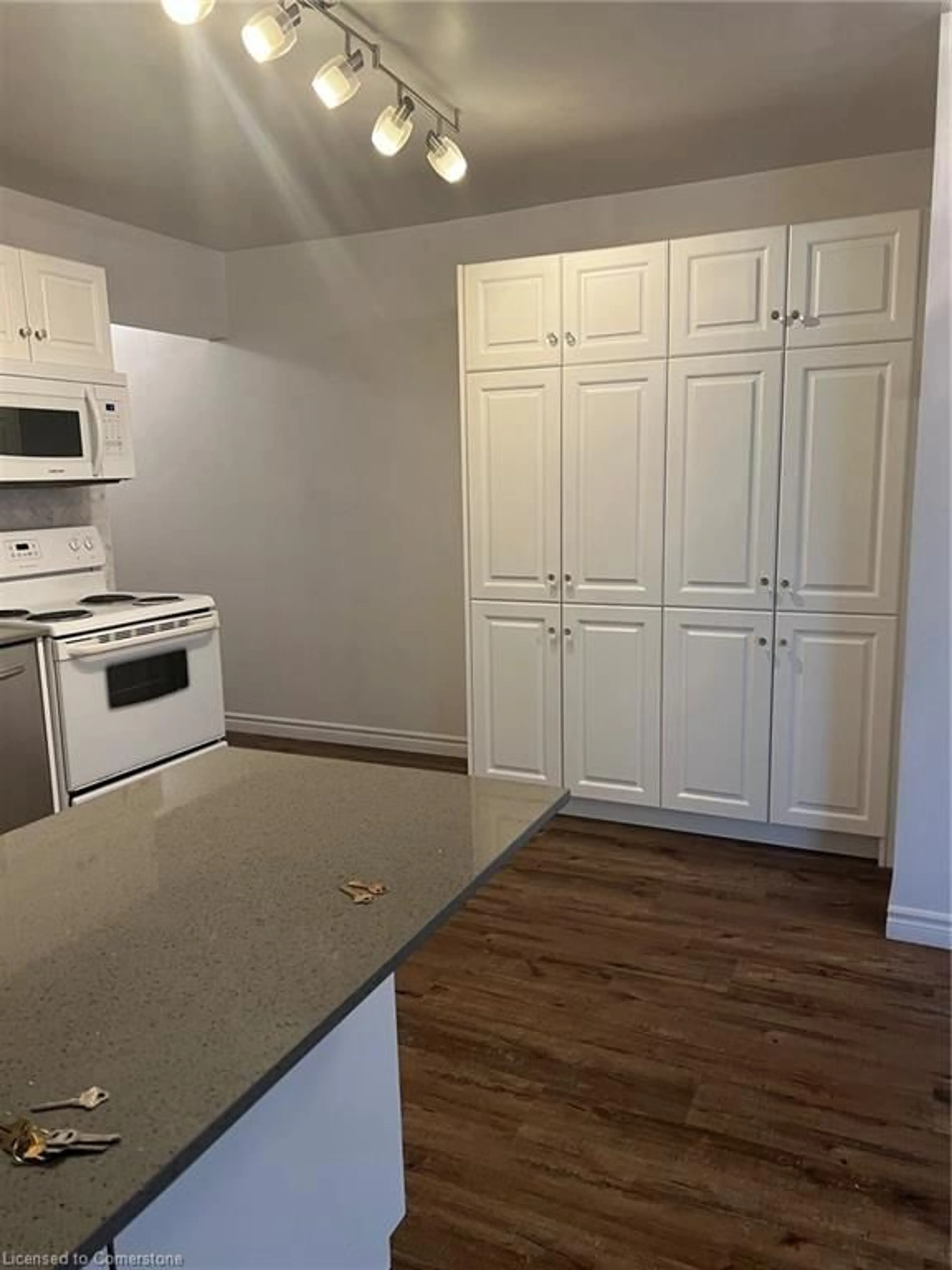 Standard kitchen, unknown for 109 Westmount Rd #3, Waterloo Ontario N2L 5G5