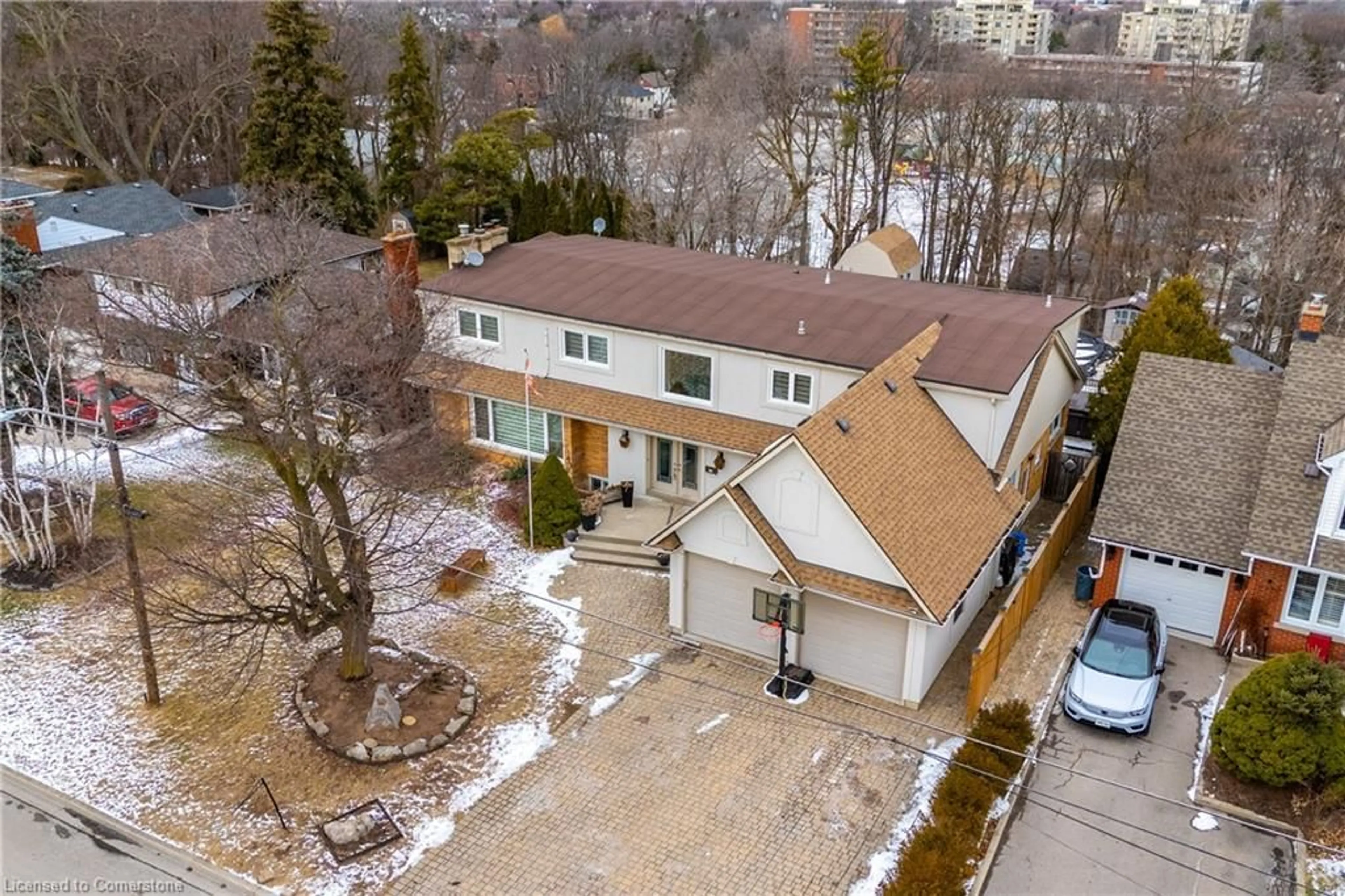 A pic from outside/outdoor area/front of a property/back of a property/a pic from drone, street for 10 Douglas Pl, Stoney Creek Ontario L8G 1M6