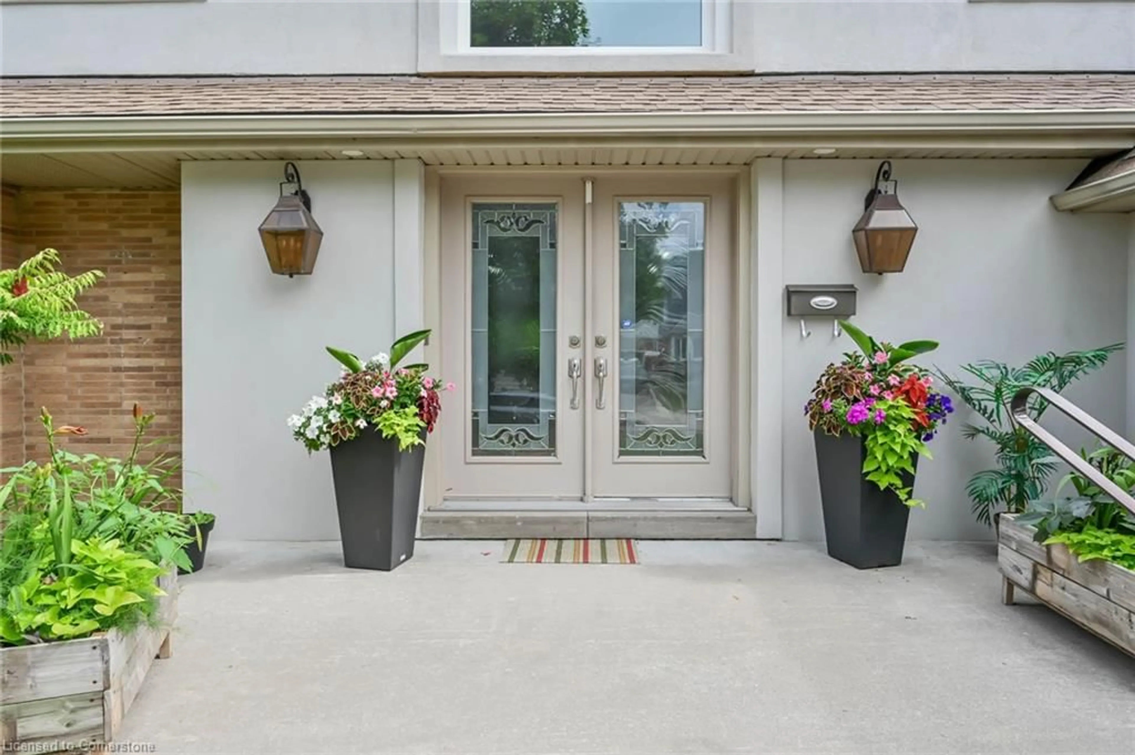 Indoor entryway for 10 Douglas Pl, Stoney Creek Ontario L8G 1M6